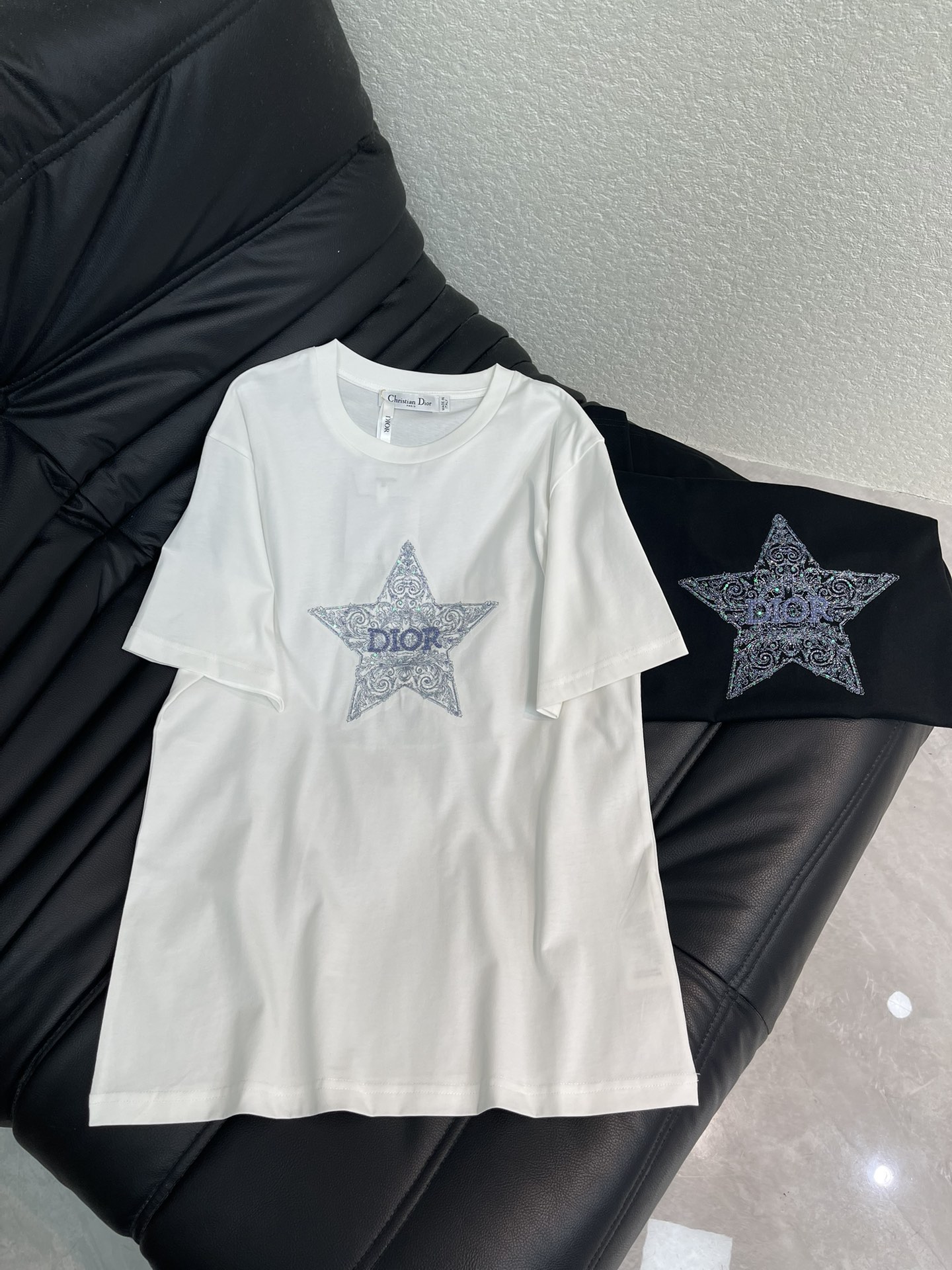 NO:609302,Dio*｜Exquisite beaded embroidery short-sleeved T-shirt. High-end fabrics. Skin-friendly, breathable and comfortable. Iconic letter pattern is low-key and luxurious. Age-reducing girlhood!  A must-have artifact for Bai Fumei!  Black and white SML A,,dior,T-shirt,tees,t-shirt,alexander wang19860909Dio*｜精致订珠刺绣短袖T恤 高订面料 亲肤透气舒适 标志性字母图案低调奢华 减龄少女时代！白富美必备神器！ 黑白 SML A,,dior,T-shirt,tees，t-shirt,alexander wang,Women's clothing