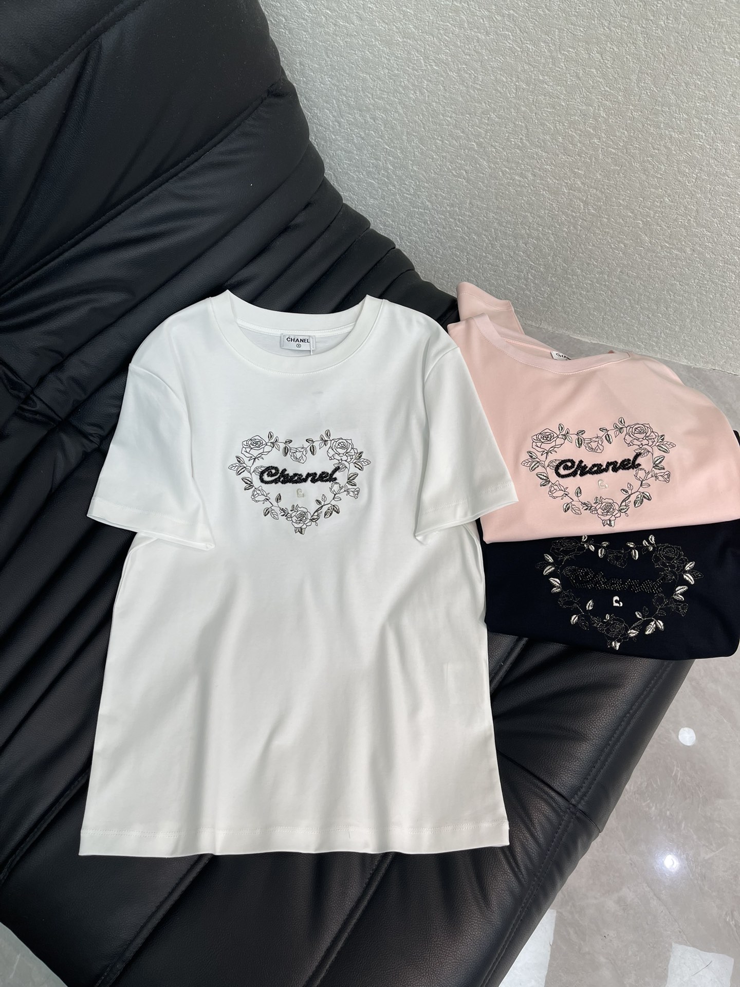 NO:609290,Chane*26 early spring new product round neck embroidered with beaded logo. Customized YB twill cotton material, soft and skin-friendly, comfortable and stylish, regular short-sleeved version. Plant embroidery elements are used to outline the love border pattern on the large chest. Beading in the center forms the Chan family letter logo. It has rich layers, elegant style and temperament. The regular version is tolerant of the figure and can be easily used for daily travel or gatherings. 3 colors 36 38 40 A,,chanel,chanel,T-shirt,alexander wang19860909Chane*26早春新品圆领刺绣订珠徽标 定制YB斜纹全棉材质,柔软亲肤,舒适有型,常规短袖版型,大身胸前以植物刺绣元素勾勒出爱心边框图案,居中钉珠组成香家字母徽标,层次丰富,风格气质优雅,常规版型包容身材,日常出行或聚会轻松驾驭.3色 36 38 40 A,,chanel,chanel,T-shirt,alexander wang,Women's clothing