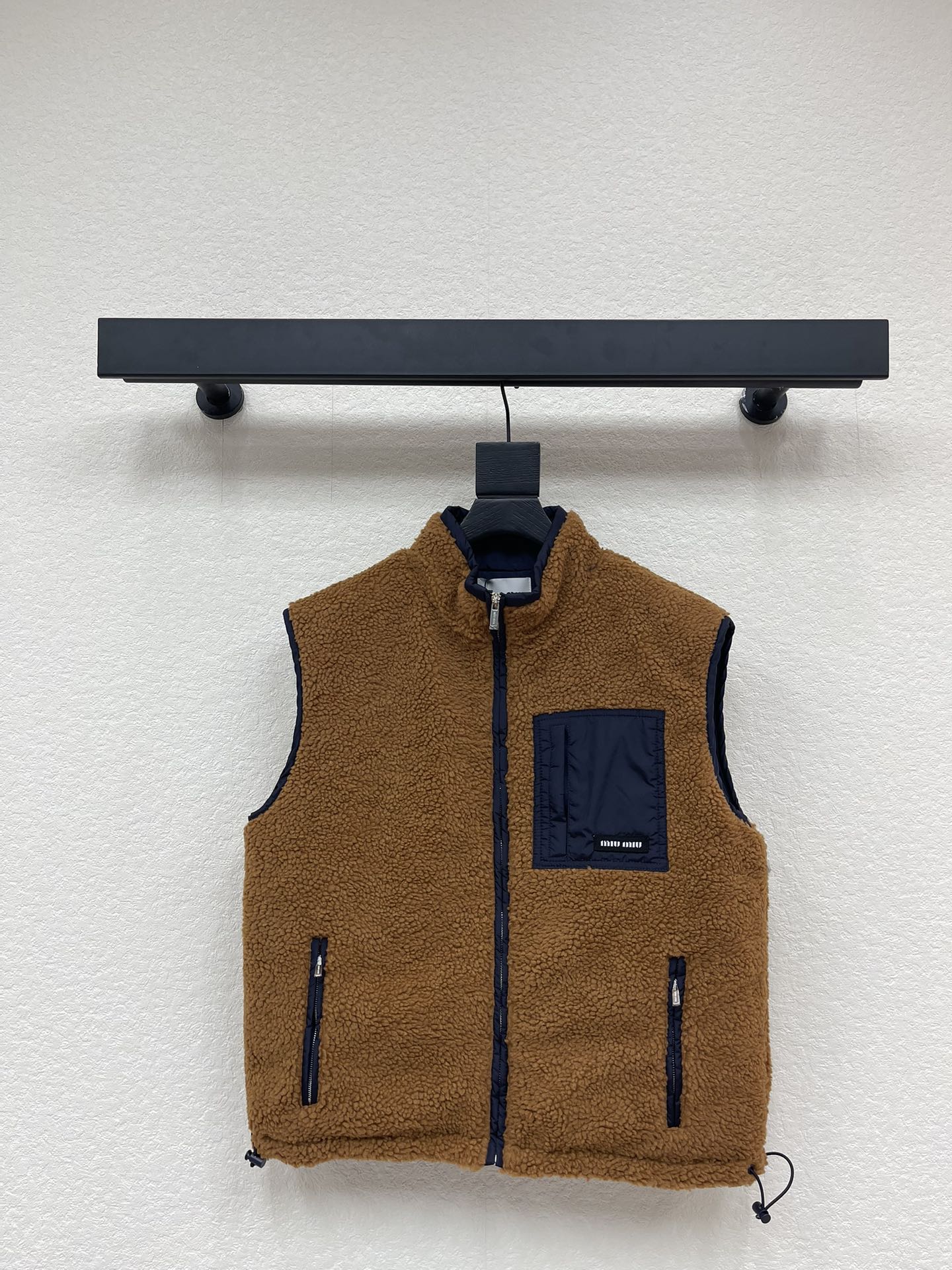 NO:608307,^_^Miumi Teddy Plush Zipper Down Vest  The outer layer is decorated with three-dimensional fluffy Teddy plush material, with a soft and comfortable texture. The stand-up collar zipper vest is fashionable and fashionable. The nylon stitching pocket letter logo on the chest side is decorated to fully reflect the brand style. The overall silhouette is straight and slim fit.  , furry feel, zipper pocket elastic elastic band, improved convenience and practicality in putting on and taking off, western style, waxy and fashionable wear, rectangular embossed interior, white goose down and cotton filling, the first choice for warmth in autumn and winter. Filling material: white goose down  SML,,miumiu,down jacket,alexander wang19860909^_^Miumi泰迪毛绒拉链羽绒马甲 外层饰以立体蓬松泰迪毛绒材质,质感柔软舒适,立领拉链马甲剪裁,时髦洋气,胸侧尼龙拼接口袋字母徽标装点,尽显品牌格调,整体廓形立挺,修身版型,毛茸茸手感,拉链口袋弹力松紧带,穿脱便利性和实用性提升,穿搭洋气,糯糯的时髦穿搭,内里长方形压纹,白鹅绒充棉,秋冬保暖首选.充绒物:白鹅绒 SML,,miumiu,down jacket,alexander wang,Women's clothing