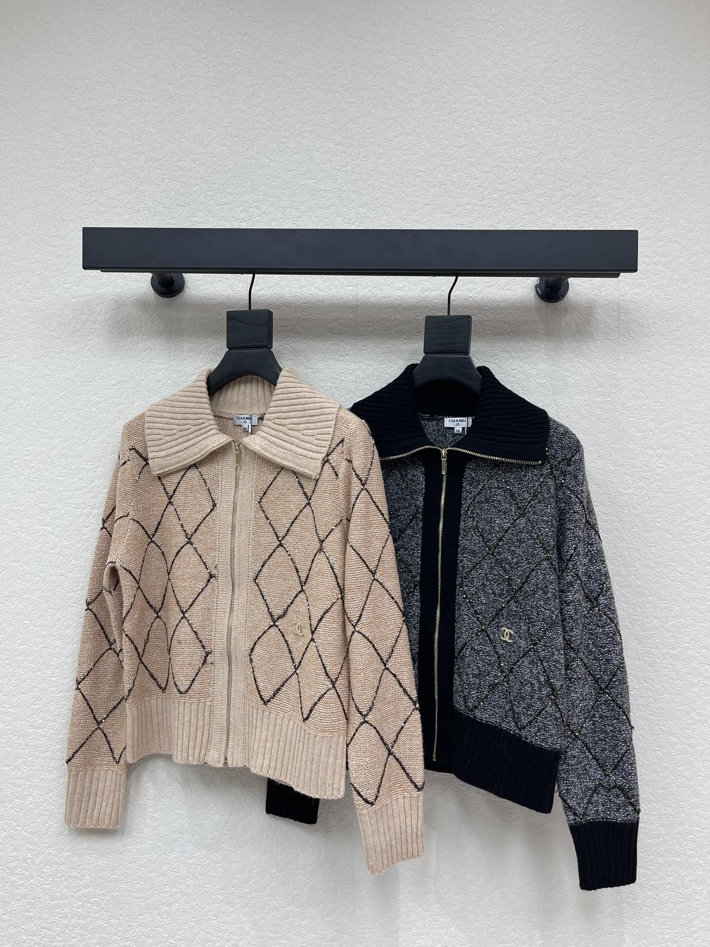 NO:609284,Chanel *25 new autumn and winter diamond pattern knitted cardigan. Soft wool blend, super comfortable to wear in autumn and winter! Classic diamond pattern + golden double C logo, perfect for recognition. The zipper design is easy to put on and take off. The lapels add a casual feel. The short cut makes you taller. It is very fashionable when paired with high-waisted pants or skirts~Versatile for any occasion!  2 colors 3 codes sml,,chanel,skirts,alexander wang19860909Chanel *25秋冬新款菱格纹针织开衫 柔软羊毛混纺,秋冬穿超舒服!经典菱格纹理+金色双C标志,辨识度满分,拉链设计方便穿脱,翻领增添休闲感,短款剪裁显高挑,搭配高腰裤或裙都很时髦~百搭不挑场合！2色3码sml,,chanel,skirts,alexander wang,Women's clothing