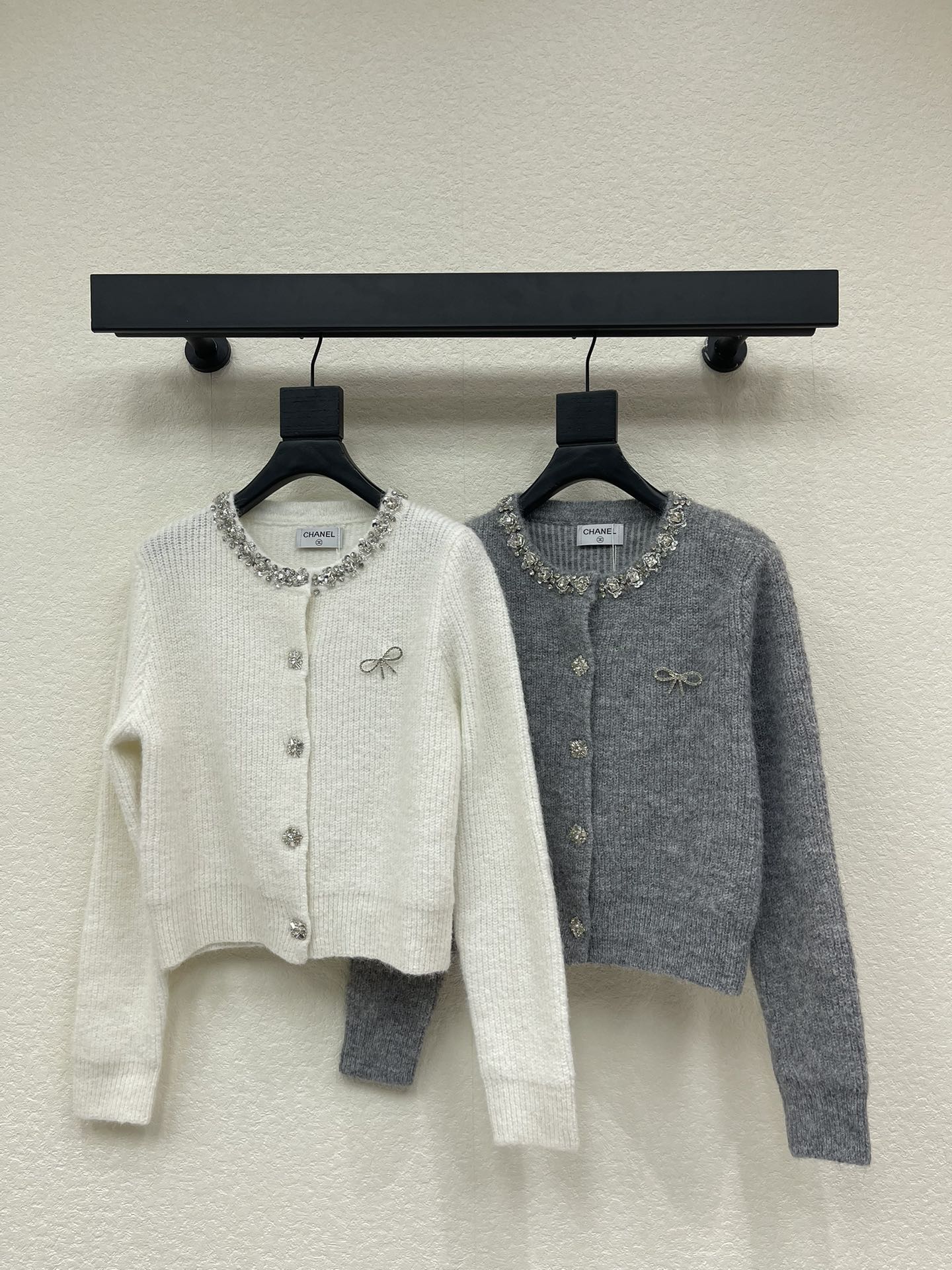 NO:609278,Ch*25 new autumn and winter diamond-encrusted knitted cardigan. The soft wool feels delicate and warm. The neckline and buttons are embellished with exquisite crystal diamonds, giving it a full sense of elegance and luxury. The short and slim fit makes you look taller and slimmer. It goes well with high-waisted skirts or trousers and can be easily worn on dates and parties. Wear it in autumn and winter, and your temperament will be full! 1 color 3 sizes sml, skirts, alexander wang19860909Ch*25秋冬新款镶钻针织开衫,柔软羊毛触感细腻又保暖.领口和纽扣都点缀精致水晶钻,优雅高级感满满.知短款修身剪裁,显高显瘦,搭配高腰裙或裤装都很出彩,约会聚会都能轻松驾驭.秋冬穿它,气质直接拉满!1色3码sml,,skirts,alexander wang,Women's clothing