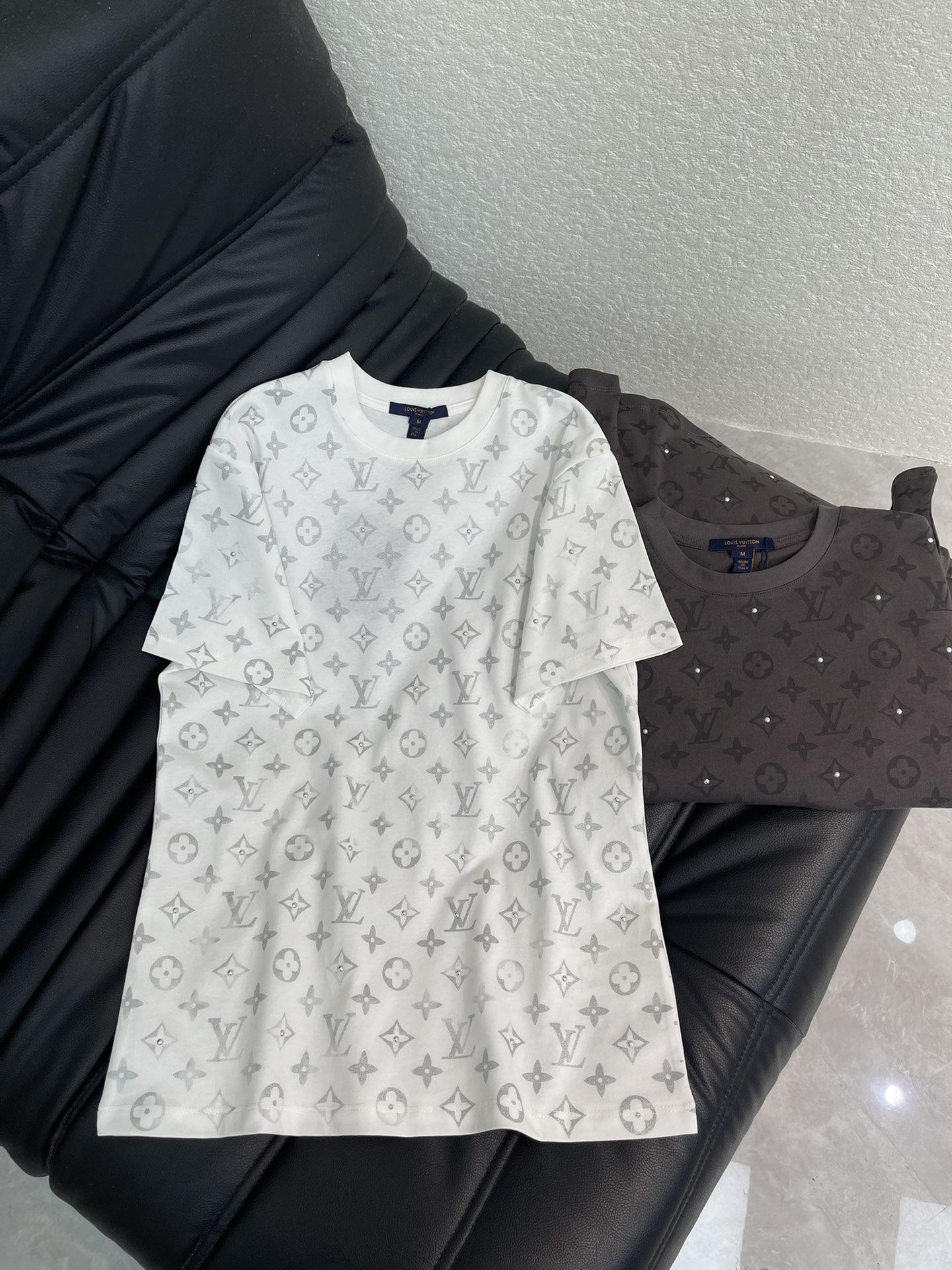 NO:608294,Louis Vuitto* round neck velvet print. Customized YB native cotton material, breathable and comfortable, full of texture, regular loose short-sleeved cut, highlighting the brand style. Made of heavyweight pure cotton, slightly stretchy, showing a slimming visual effect. The whole body is covered with four-leaf clover letter jacquard, interspersed with lattice beading decoration, refracting light to highlight the high-end style, and it is fashionable when worn alone. SML, louis vuitton, T-shirt, alexander wang19860909Louis Vuitto*圆领柳丁印花 定制YB原生全棉材质,透气舒适,质感十足,常规宽松短袖裁剪,凸显品牌格调,采用克重纯棉制成,略带有弹力,呈现显瘦视觉效果,通体满铺四叶草字母提花,穿插点缀柳丁钉珠装饰,折射光线彰显高级格调,单穿内搭都出彩时髦.SML,,louis vuitton,T-shirt,alexander wang,Women's clothing