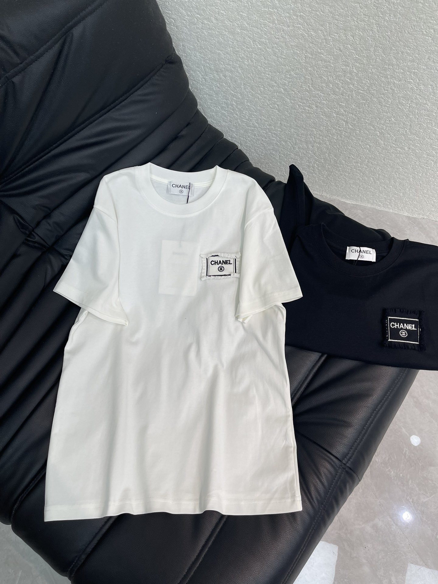 NO:608283,Chanel 2026 early spring new product heavy-duty patchwork short-sleeved T-shirt!  2 colors available, imported pure cotton fabric!  Place an order quickly!  ,,chanel,T-shirt,tees,t-shirt,alexander wang19860909Chanel 2026早春新品 重工贴布短袖T恤！2色可选 进口纯棉面料！ 快快报单！,,chanel,T-shirt,tees，t-shirt,alexander wang,Women's clothing