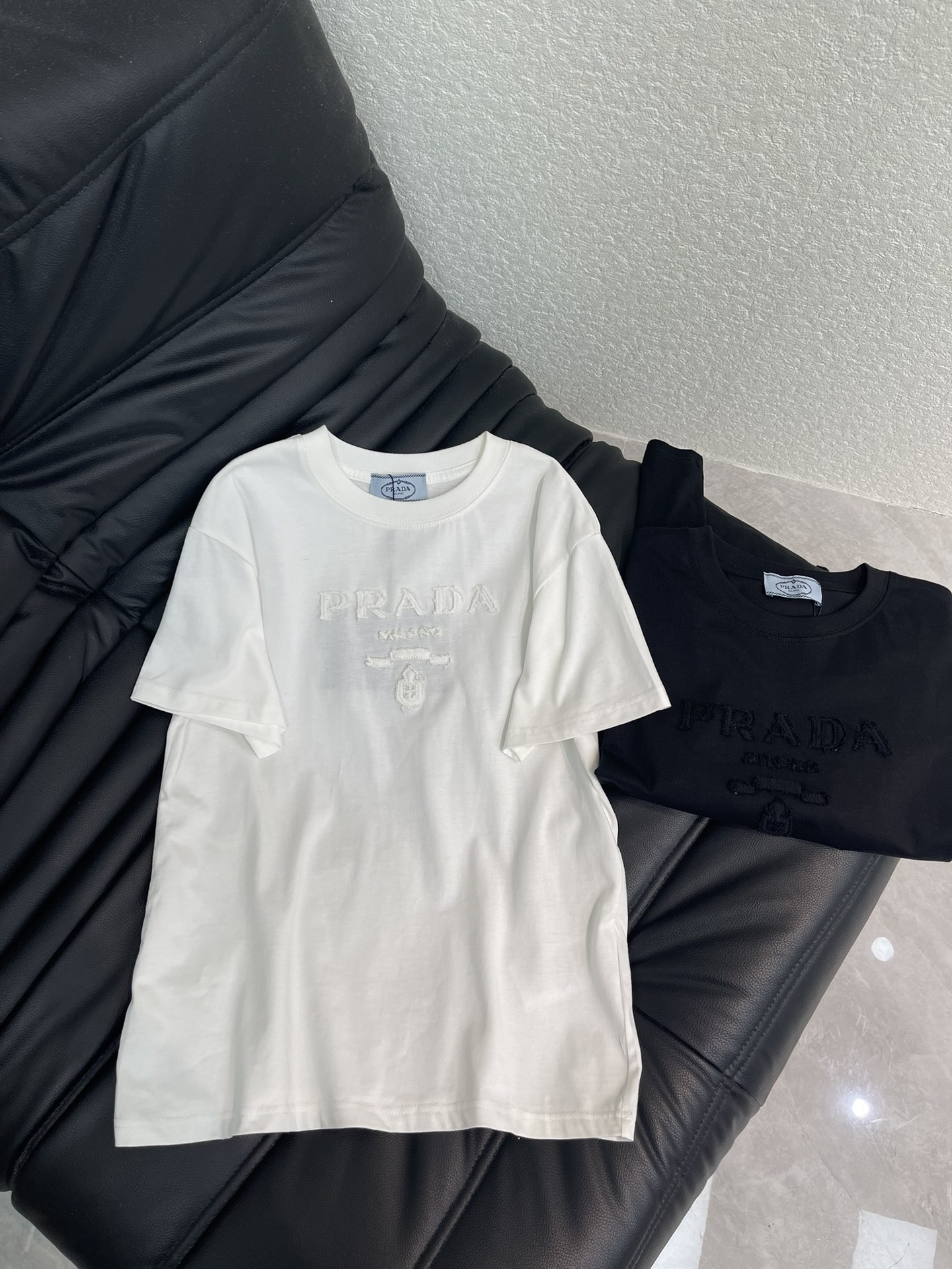 NO:608289,Prada 2026 early spring new product heavy-duty patchwork short-sleeved T-shirt!  2 colors available, imported pure cotton fabric!  Place an order quickly!  ,,prada,T-shirt,tees,t-shirt,alexander wang19860909Prada 2026早春新品 重工贴布短袖T恤！2色可选 进口纯棉面料！ 快快报单！,,prada,T-shirt,tees，t-shirt,alexander wang,Women's clothing