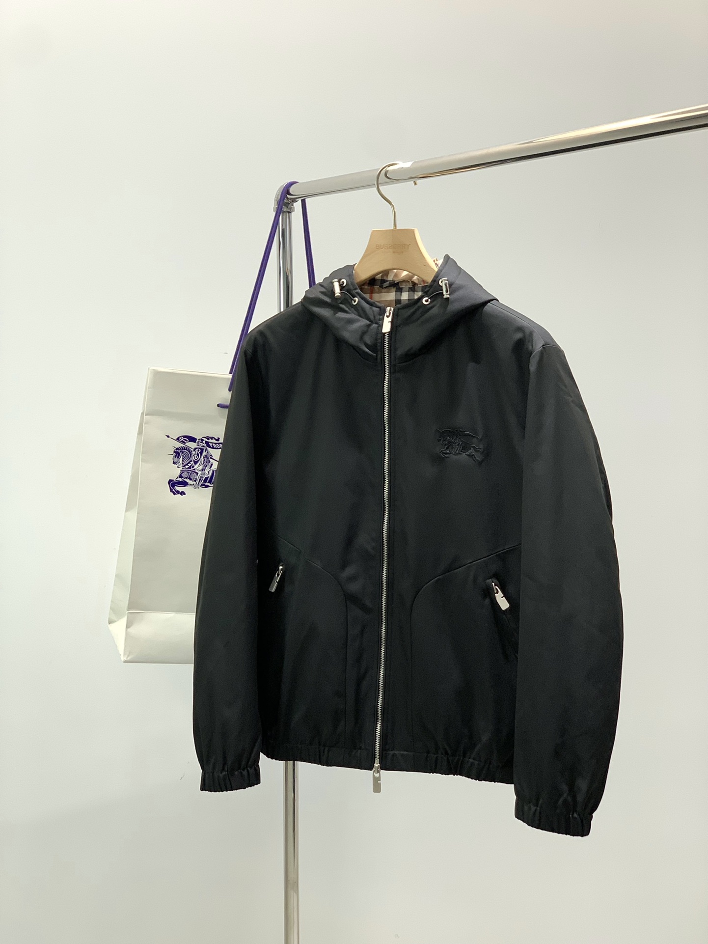 NO:656370,, Burberry, 2025 winter latest products, available at counters simultaneously, original goods, fashionable and casual hooded down jacket, imported original fabrics, upper body is comfortable and breathable, top-notch embroidery technology letter pattern decorative logo, original hardware accessories decoration, extremely high-grade, comfortable and versatile, handsome upper body, 2 colors recommended, size M-3XL,, burberry, burberry, down jacket, hats, alexander wang19860909,Burberry 巴宝莉,2025冬季最新品,专柜同步有售,原单狠货,时尚休闲连帽羽绒服,进口原版面料,上身舒适透气,顶级刺绣工艺字母图案装饰logo,原版五金辅料装饰,档次极高,舒适百搭,上身帅气十足,2色推荐,码数M-3XL,,burberry,burberry,down jacket,hats,alexander wang,Men's clothing