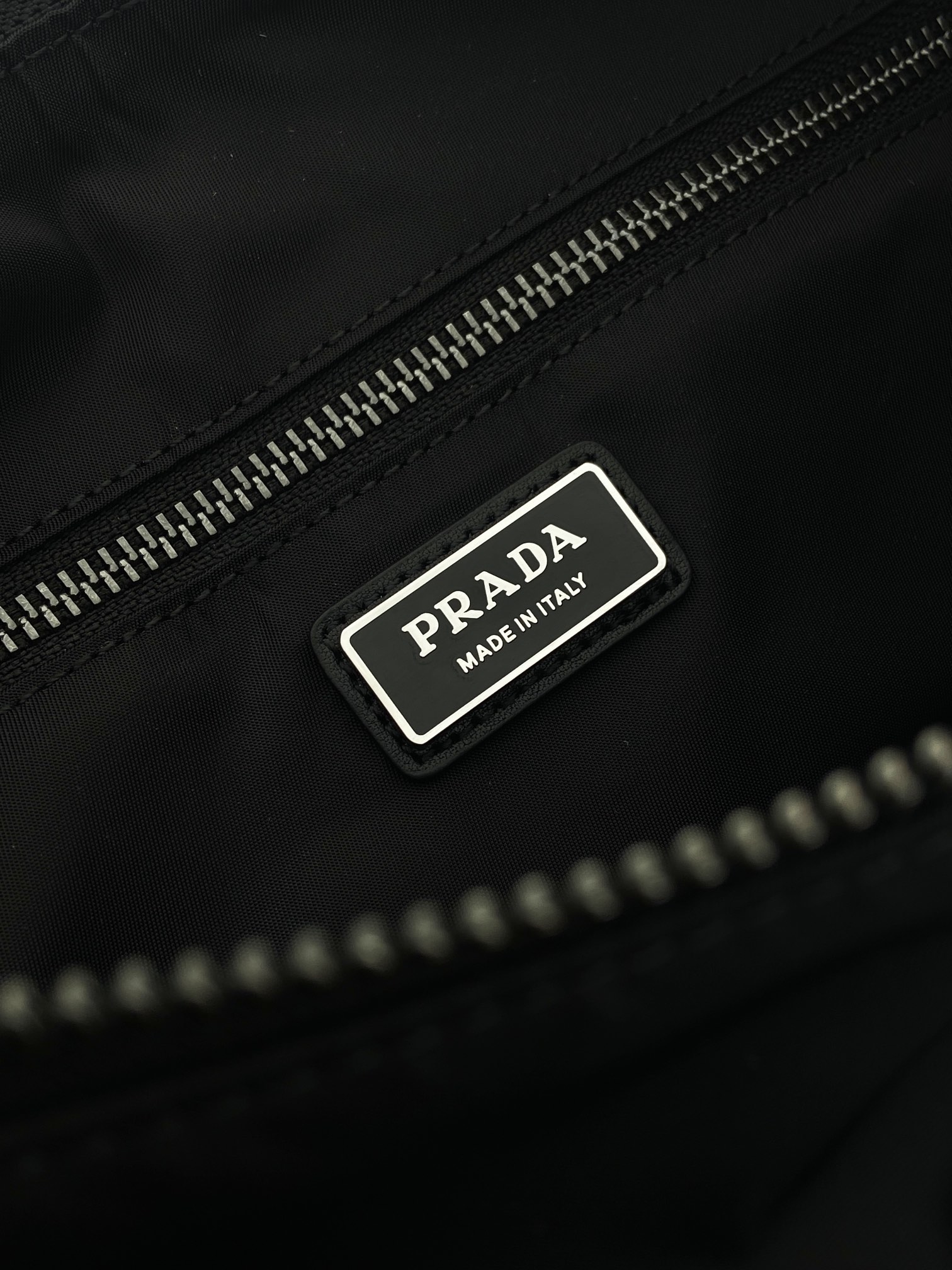 
💰650🎉新品男款🎉2VH204探索包🎉🎉
这款Explore包是精致与功能的完美结合，体现了一种充满活力的现代风格。这款包袋重新诠释了尼龙面料的hobo版型，配有2条可拆卸手柄和肩带，适合百搭穿着。皮革细节和金属硬件完善了多口袋设计，专为城市探险和户外探险打造。容量空间大，又是一款永久不过时爆款，赶紧入手吧🎉🎉
长43x高29.5x底15cm🎉🎉🎉💰💰💰
