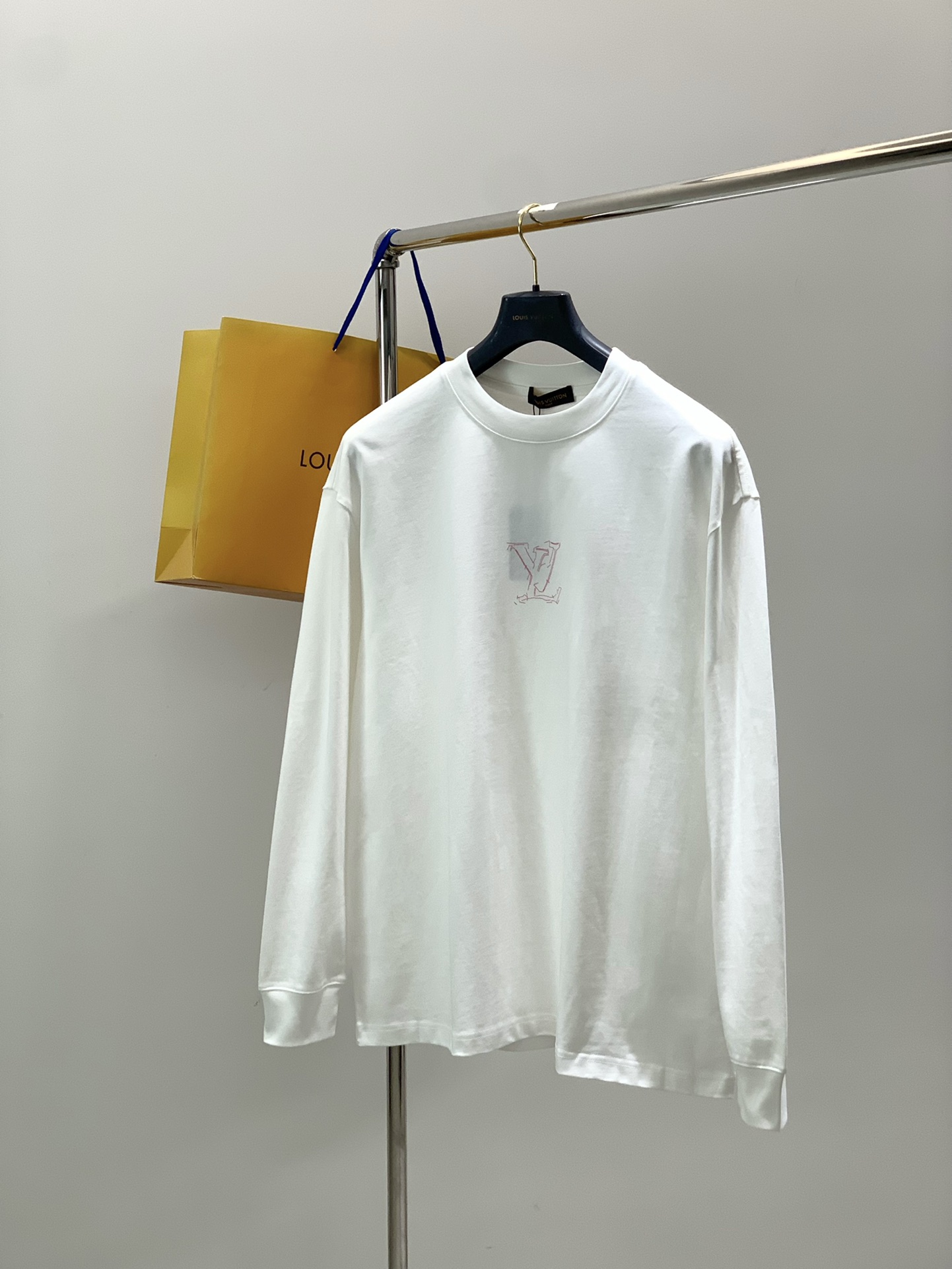 NO:656366,, LouisVuitton Louis Vuitton, the latest model for autumn 2025, available at counters at the same time, original order, fashionable and casual round neck long-sleeved T-shirt, the upper body is very unique!  Eye-catching and bright, imported original fabrics, top-notch printing technology letter pattern decoration logo, simple yet fashionable, classic atmosphere, comfortable and breathable, handsome and stylish upper body, 2 colors recommended, size M-3XL,, louis vuitton, louis vuitton, tees, t-shirt, alexander wang19860909,LouisVuitton 路易威登,2025秋季最新款,专柜同步有售,原单狠货,时尚休闲圆领长袖T恤,上身很有特点！吸睛而有亮点,进口原版面料,顶级印花工艺字母图案装饰Logo,简单而不失时尚,经典大气,舒适透气,上身帅气有型,2色推荐,码数M-3XL,,louis vuitton,louis vuitton,tees，t-shirt,alexander wang,Men's clothing