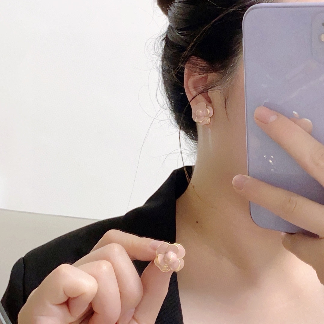 NO:604362,Xiaoxiang's new Chanel pink, white and black camellia earrings are exactly the same as the original ones!  High-end customization, every detail is comparable to the authentic products at the counter. The only one in the industry in the world that the counters purchase and print authentic earrings all year round. They are beautiful and simple to match casually without losing their beauty. Boutique jewelry, chanel, chanel, earrings19860909小香新款 Chanel香奈儿粉色、白色、黑色山茶花耳钉 原版一摸一样的原单货！高端定制 每一个细节媲美专柜正品,业内仅此一家全世界专柜自购正品打版一年四季的百搭款耳环随意搭配都是很好看简单而不耽误它的美,饰品精品,chanel,chanel,earrings,Jewelry