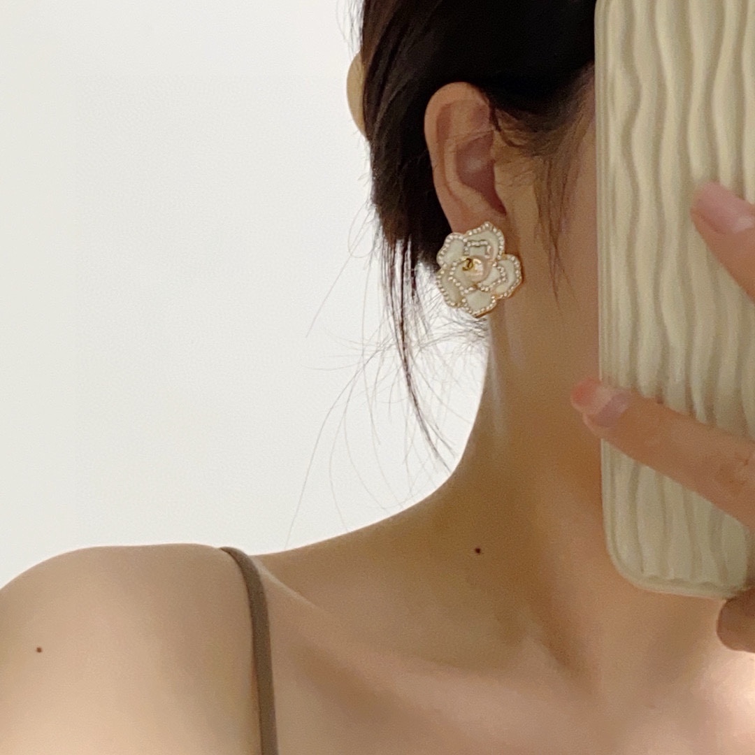 NO:604368,Xiaoxiang's new Chanel white camellia diamond stud earrings are exactly the same as the original!  High-end customization, every detail is comparable to the authentic products at the counter. The only one in the industry that buys genuine pattern making, fine jewelry, chanel, chanel at the counter all over the world19860909小香新款 Chanel香奈儿白色山茶花镶钻耳钉 原版一摸一样的原单货！高端定制 每一个细节媲美专柜正品,业内仅此一家全世界专柜自购正品打版,饰品精品,chanel,chanel,Jewelry