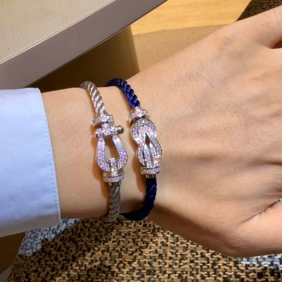 💥新品发布❤火爆🎉钢丝费雷德 Fred斐登满钻、半钻、无钻马蹄扣中性款高品质黑色钢丝绳手链手镯！本命绳👉🏻大牌 时尚 精致💠FORCE 系列手链⭐高端定制～亚金微电镀18k金工艺 精工马蹄扣头手镯！上手效果非常百搭💍 网红达人 时尚一族必备单品 玫瑰金、黄金、银色扣头😘男女情侣款两个码数：17/19cm