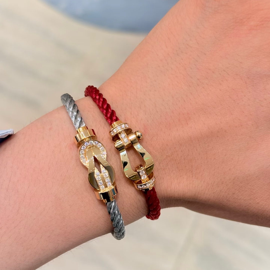 💥新品发布❤火爆🎉钢丝费雷德 Fred斐登满钻、半钻、无钻马蹄扣中性款高品质黑色钢丝绳手链手镯！本命绳👉🏻大牌 时尚 精致💠FORCE 系列手链⭐高端定制～亚金微电镀18k金工艺 精工马蹄扣头手镯！上手效果非常百搭💍 网红达人 时尚一族必备单品 玫瑰金、黄金、银色扣头😘男女情侣款两个码数：17/19cm