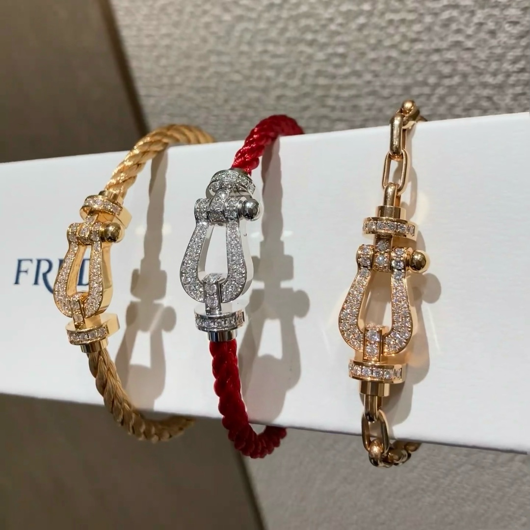 💥新品发布❤火爆🎉钢丝费雷德 Fred斐登满钻、半钻、无钻马蹄扣中性款高品质黑色钢丝绳手链手镯！本命绳👉🏻大牌 时尚 精致💠FORCE 系列手链⭐高端定制～亚金微电镀18k金工艺 精工马蹄扣头手镯！上手效果非常百搭💍 网红达人 时尚一族必备单品 玫瑰金、黄金、银色扣头😘男女情侣款两个码数：17/19cm