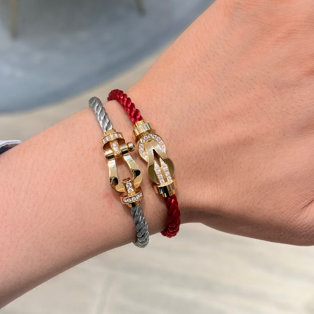 💥新品发布❤火爆🎉钢丝费雷德 Fred斐登满钻、半钻、无钻马蹄扣中性款高品质黑色钢丝绳手链手镯！本命绳👉🏻大牌 时尚 精致💠FORCE 系列手链⭐高端定制～亚金微电镀18k金工艺 精工马蹄扣头手镯！上手效果非常百搭💍 网红达人 时尚一族必备单品 玫瑰金、黄金、银色扣头😘男女情侣款两个码数：17/19cm