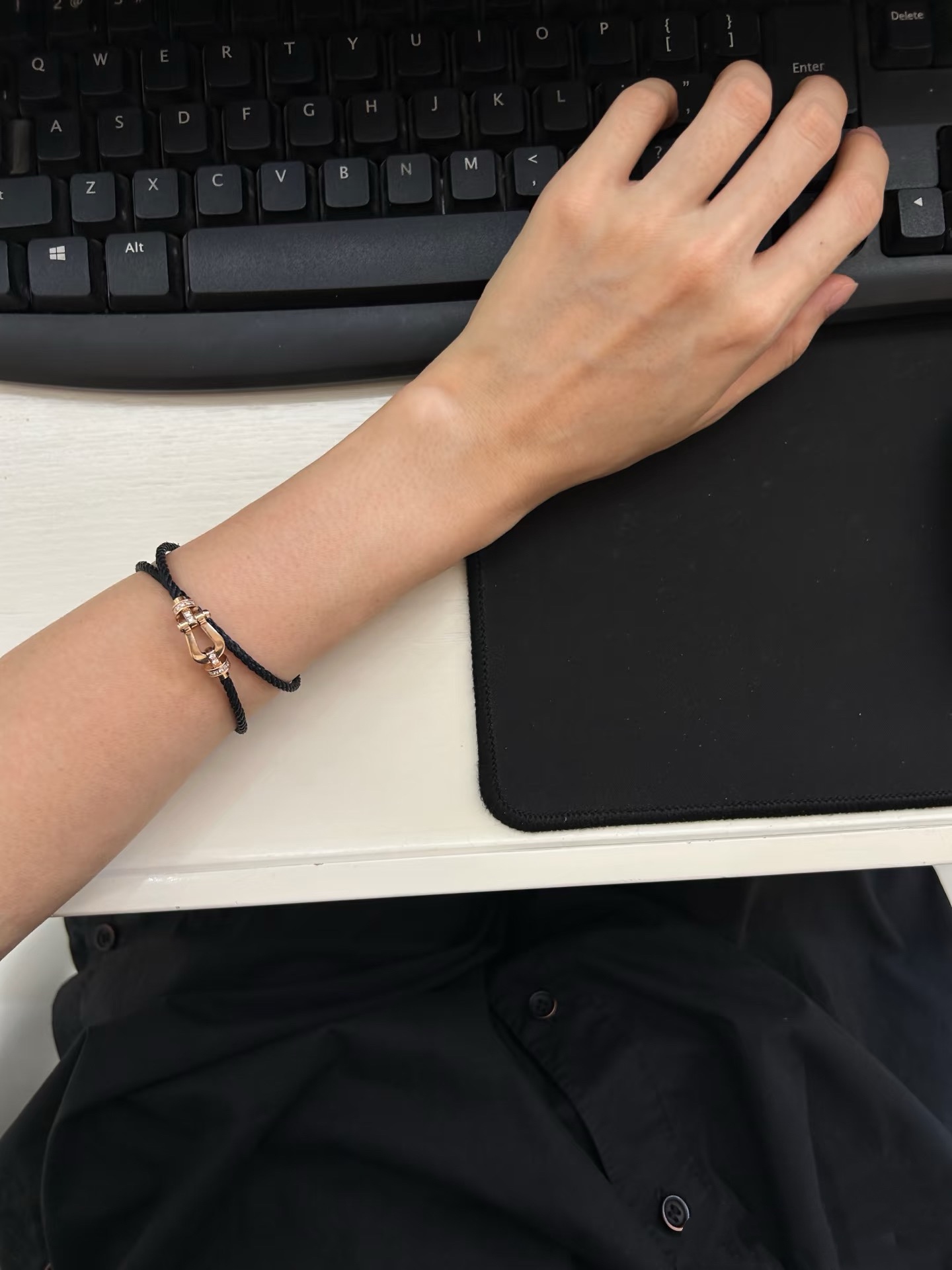 💥新品发布❤火爆🎉钢丝费雷德 Fred斐登满钻、半钻、无钻马蹄扣中性款高品质黑色钢丝绳手链手镯！本命绳👉🏻大牌 时尚 精致💠FORCE 系列手链⭐高端定制～亚金微电镀18k金工艺 精工马蹄扣头手镯！上手效果非常百搭💍 网红达人 时尚一族必备单品 玫瑰金、黄金、银色扣头😘男女情侣款两个码数：17/19cm