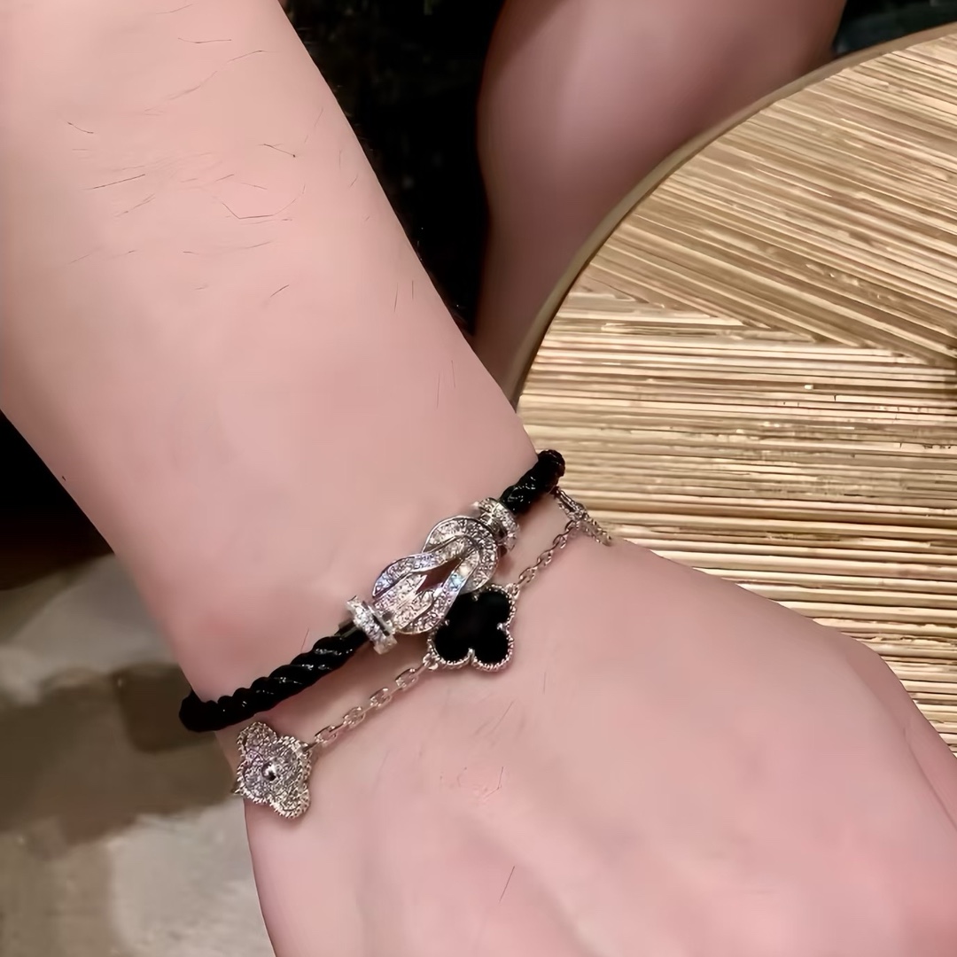 💥新品发布❤火爆🎉钢丝费雷德 Fred斐登满钻、半钻、无钻马蹄扣中性款高品质黑色钢丝绳手链手镯！本命绳👉🏻大牌 时尚 精致💠FORCE 系列手链⭐高端定制～亚金微电镀18k金工艺 精工马蹄扣头手镯！上手效果非常百搭💍 网红达人 时尚一族必备单品 玫瑰金、黄金、银色扣头😘男女情侣款两个码数：17/19cm