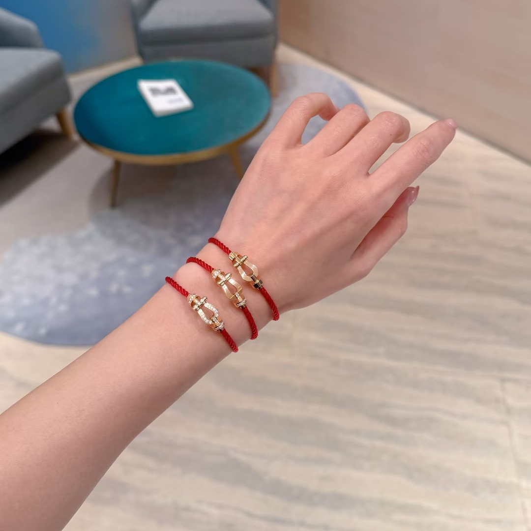 💥新品发布❤火爆🎉钢丝费雷德 Fred斐登满钻、半钻、无钻马蹄扣中性款高品质黑色钢丝绳手链手镯！本命绳👉🏻大牌 时尚 精致💠FORCE 系列手链⭐高端定制～亚金微电镀18k金工艺 精工马蹄扣头手镯！上手效果非常百搭💍 网红达人 时尚一族必备单品 玫瑰金、黄金、银色扣头😘男女情侣款两个码数：17/19cm