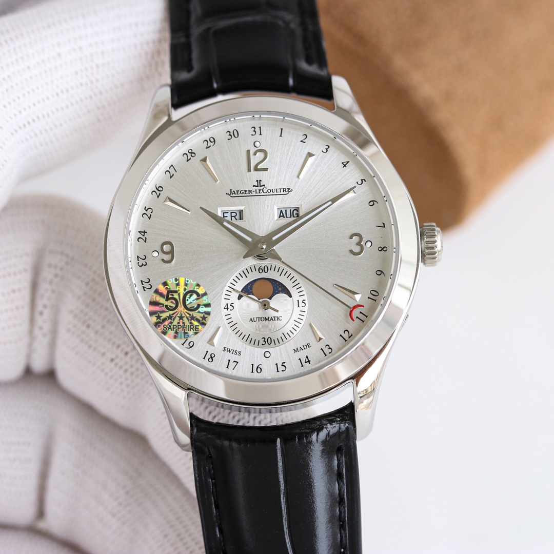 NO:617639,5C produces white case and gold case 5C Factory Jaeger-LeCoultre JL R55 is sincerely launched, shockingly launching a masterpiece of fine aesthetics - Jaeger-lecoultre Master Series - 1558420, the highest version on the market with 6 o'clock real small seconds [Wonderful details] The watch size is 39mmX12mm, thin and quality  1. The pot-lid-shaped dial is slightly curved when viewed from the side. Multiple modifications ensure that the charm is comparable to the original version, restoring the authentic watchmaking characteristics and showing its timeless charm in a slightly different way!  2. The two windows at 12 o'clock of the watch display the day of the week and the month respectively. The sub-dial of the watch at 6 o'clock has a small second hand that can read the moon phase display, and the edge position displays the calendar hand, restoring all functions. 3. There is no gap in the middle of the clasp. Viewed from the side, the arc will not break the opening. The curvature of the clasp is consistent with the original version and is more comfortable to the hand. It uses a 5C factory customized machine to modify the Jaeger-LeCoultre 866/1 movement. It has stable running time and excellent quality. To ensure the perfect presentation of the charm, it has been repeatedly modified.  Behind the simplicity is the ultimate complexity [Simplicity and Ultimate] 5C ingenuity!  The best luxury gift recommendation, please look for the 5C exclusive quality, jaeger-lecoultre198609095C 出品白壳 金壳 5C Factory 积家 JL R55 心诚所致,震撼推出精细美学代表之作——Jaeger-lecoultre积家大师系列——1558420市场最高版本6点位真小秒【精彩细节】腕表尺寸39mmX12mm 薄而有质 1锅盖形表盘从侧面看是有微微弧度的多次修改确保神韵与原版相媲美,还原正品制表特质,以稍作不同的方式展现其隽永魅力！ 2腕表十二点位置两个窗口分别显示星期和月份,腕表在6点钟位置的副表盘为小秒针可读取月相显示,边缘位置则显示日历针,还原所有功能. 3 表扣中间无缝隙从侧面看弧线是不会断开口的表扣的扣版弯度与原版一致更贴手 采用5C厂定制机改积家866/1机芯 走时稳定 品质优良 为确保神韵反复修改完美呈现 简约的背后是极致的复杂【简约而极致】5C匠心之作！送礼最佳奢华推荐请认准5C独家品质,,jaeger-lecoultre,Watch