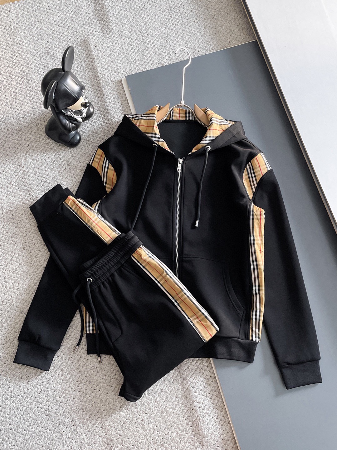 Burberry 2025 New Cardigan Suit - Original, Elegant, and Comfortable