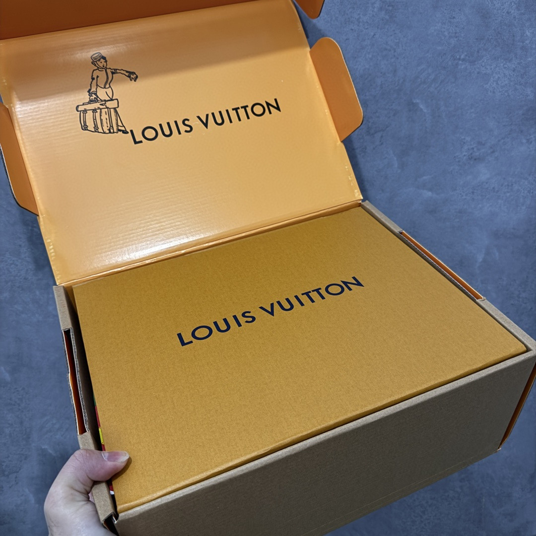 图片[9]-【天花板/Goat版】 市场最强版 没有之一的存在💪🏻 Louis Vuitton LV Trainer 系列全新版上架 黑牛仔 手里有正品的可以对比下🆚懂货的看细节‼️ 此版品质是市场从未达到的新高度！ 整体版型 皮料 牛仔布的色差 压花纹路清晰度 后跟版型等等 都可以自行对比[机智]吊打市场所有货，怒甩十条街的那种，直接来正品对比图🆚，欢迎拿市场各大工厂的货来对比！ 尺码：35-45码-选品中心