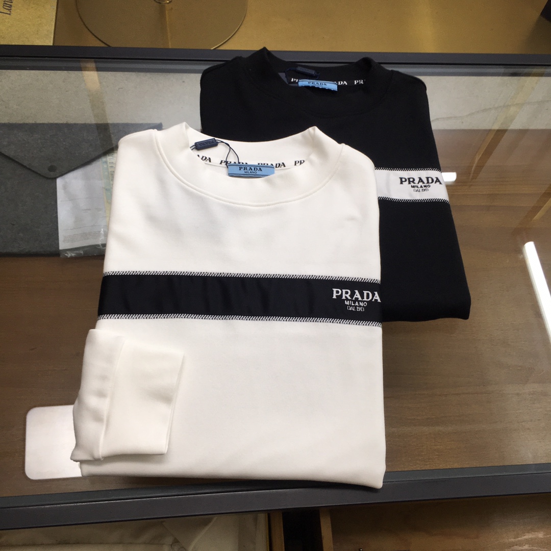 NO:626898,Hot item [Prad] 2025ss new product long-sleeved T-shirt, classic logo design, can be worn alone or as a base, versatile style. It is sold simultaneously on the official website. Customized fabric, soft and delicate, comfortable and breathable, highly skin-friendly, perfectly interpreting the brand's fashion trend!  A man's wardrobe is indispensable for the basics. It is a low-key design and a must-have item. Dear friends, hurry up and get it!  Size S-2XL,,prada,tees,t-shirt,alexander wang19860909爆款【Prad】 2025ss新品 长袖T恤,经典Logo设计,可单穿可打底,百搭款 官网同步发售 定制面料,柔软细腻 舒适透气,亲肤感极高,完美诠释出品牌的时尚潮流！男人的衣柜都少不了基础 是低调的设计 必备款,亲们赶紧入手！码数S-2XL,,prada,tees，t-shirt,alexander wang,Men's clothing