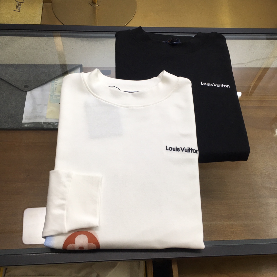 NO:626915,Popular item [L.v] 2025ss new product, long-sleeved T-shirt, classic logo design, can be worn alone or as a base, versatile style. It is sold simultaneously on the official website. Customized fabric, soft and delicate, comfortable and breathable, highly skin-friendly, perfectly interpreting the brand's fashion trend!  A man's wardrobe is indispensable for the basics. It is a low-key design and a must-have item. Dear friends, hurry up and get it!  Size S-2XL,,tees,t-shirt,alexander wang19860909爆款【L.v】 2025ss新品 长袖T恤,经典Logo设计,可单穿可打底,百搭款 官网同步发售 定制面料,柔软细腻 舒适透气,亲肤感极高,完美诠释出品牌的时尚潮流！男人的衣柜都少不了基础 是低调的设计 必备款,亲们赶紧入手！码数S-2XL,,tees，t-shirt,alexander wang,Men's clothing