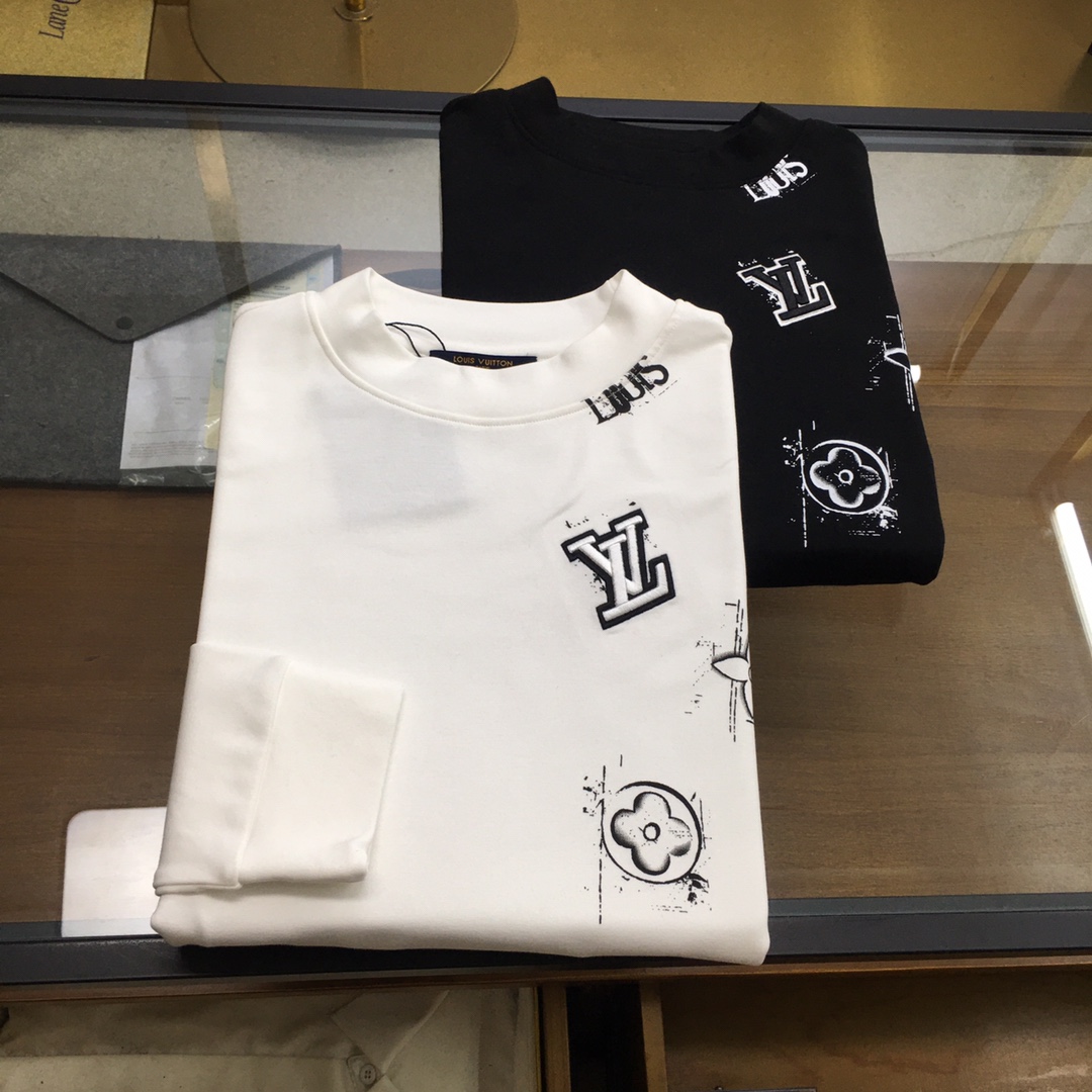 NO:691383,Popular item [L.v] 2025ss new product, long-sleeved T-shirt, classic logo design, can be worn alone or as a base, versatile style. It is sold simultaneously on the official website. Customized fabric, soft and delicate, comfortable and breathable, highly skin-friendly, perfectly interpreting the brand's fashion trend!  A man's wardrobe is indispensable for the basics. It is a low-key design and a must-have item. Dear friends, hurry up and get it!  Size S-2XL,,tees,t-shirt,19860909爆款【L.v】 2025ss新品 长袖T恤,经典Logo设计,可单穿可打底,百搭款 官网同步发售 定制面料,柔软细腻 舒适透气,亲肤感极高,完美诠释出品牌的时尚潮流！男人的衣柜都少不了基础 是低调的设计 必备款,亲们赶紧入手！码数S-2XL,,tees，t-shirt,,Men's clothing