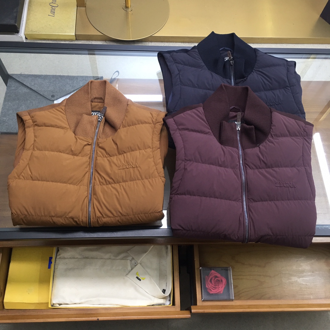 NO:626951,New products at the counter Down Vest [Zegna] 25 Autumn and Winter Fashionable Small Stand Collar Thin Down Vest Filled with 80g-90 White Duck Down, Thin and Stylish, Not Bulky on the Upper Body, Typical Italian Style Fashion, Trading Company Channel Premium Product  The fabric selection and craftsmanship are very sophisticated, which is very consistent with the aesthetic tone of the Z family. It is low-key and luxurious, elegant and noble. Every detail proves the brand's own high-end sense. The whole body embodies the Italian minimalist, capable and outdoor functional style to the extreme.  Interpretation, both elegant and harmonious, the upper body is full of shape, a treasure-level functional equipment that combines fashion sense and design sense, creating a unique styling item, improved pilot shape design, classic small stand-up collar design, retro and age-reducing and very fashionable!  Fabrics imported from Italy. The texture is as delicate as baby skin. It has superior stiffness, is quite elegant and fashionable!  The color is light and versatile, the cut is smart and neat, the upper body instantly highlights the spirit, the style is full, and it can easily control various body types. It is a jacket that perfectly combines business commuting and outdoor leisure. It is a piece of equipment with extremely high wearability and attendance rate!  Color Black White Gray Red Brown Royal Blue Size M L XL 2XL 3XL,,zegna,jackets & coats,down jacket,alexander wang19860909专柜新品 羽绒马甲【Zegna-杰尼亚】 25秋冬时尚小立领轻薄羽绒马甲 内冲80g-90白鸭绒,轻薄有型,上身不臃肿,颇具意大利典型风格的时装,贸易公司渠道臻品 在面料选取和工艺方面都相当考究,极符合Z家族美学基调,低调且奢华,优雅且高贵,每一个细节都在力证品牌自身的高级感,通体将意式的极简、干练和户外功能性风格极致诠释,亦庄亦谐,上身型款十足,集时装感与设计感的一款宝藏级功能型装备,塑造出别具一格的造型单品,改良式的飞行员造型设计,经典的小立领设计,复古减龄又非常时髦！ 意大利客供进口面料.质感如婴儿皮肤一样细腻.挺括性优越,颇为优雅且时髦！配色轻熟百搭,版型剪裁干练利落,上身瞬间凸显出精神感,型款十足,轻松驾驭各种身型,商务通勤与户外休闲完美兼备的一款外套,属于实穿性出勤率极高的一款装备！ 颜色黑色 白色 灰色 红色 棕色 宝蓝色 码数M L XL 2XL 3XL,,zegna,jackets & coats,down jacket,alexander wang,Men's clothing