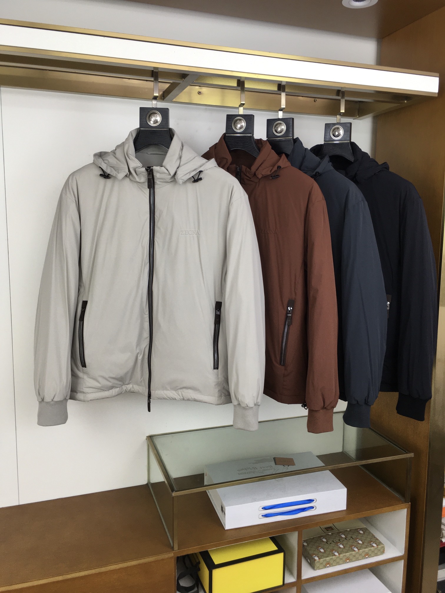 NO:626927,New products in the counter: down jacket [Zegn] 25 autumn and winter counter fashionable hooded light down jacket, filled with 80g-90 white goose down, light and stylish, not bloated on the upper body, typical Italian style fashion, trading company channel premium product  The fabric selection and craftsmanship are very sophisticated, which is very consistent with the aesthetic tone of the Z family. It is low-key and luxurious, elegant and noble. Every detail proves the brand's own high-end sense. The whole body embodies the Italian minimalist, capable and outdoor functional style to the extreme.  Interpretation, both elegant and harmonious, the upper body is full of shape, a treasure-level functional equipment that combines fashion sense and design sense, creating a unique styling item, improved pilot shape design, classic small stand-up collar design, retro and age-reducing and very fashionable!  Fabrics imported from Italy. The texture is as delicate as baby skin. It has superior stiffness, is quite elegant and fashionable!  The color is light and versatile, the cut is smart and neat, the upper body instantly highlights the spirit, the style is full, and it can easily control various body types. It is a jacket that perfectly combines business commuting and outdoor leisure. It is a piece of equipment with extremely high wearability and attendance rate!  Color Black White Brown Gray Size M L XL 2XL 3XL,,jackets & coats,down jacket,hats,alexander wang19860909专柜新品 羽绒服【Zegn】 25秋冬专柜时尚连帽轻薄羽绒 内冲80g-90白鹅绒,轻薄有型,上身不臃肿,颇具意大利典型风格的时装,贸易公司渠道臻品 在面料选取和工艺方面都相当考究,极符合Z家族美学基调,低调且奢华,优雅且高贵,每一个细节都在力证品牌自身的高级感,通体将意式的极简、干练和户外功能性风格极致诠释,亦庄亦谐,上身型款十足,集时装感与设计感的一款宝藏级功能型装备,塑造出别具一格的造型单品,改良式的飞行员造型设计,经典的小立领设计,复古减龄又非常时髦！ 意大利客供进口面料.质感如婴儿皮肤一样细腻.挺括性优越,颇为优雅且时髦！配色轻熟百搭,版型剪裁干练利落,上身瞬间凸显出精神感,型款十足,轻松驾驭各种身型,商务通勤与户外休闲完美兼备的一款外套,属于实穿性出勤率极高的一款装备！ 颜色黑色 白色 棕色 灰色 码数M L XL 2XL 3XL,,jackets & coats,down jacket,hats,alexander wang,Men's clothing