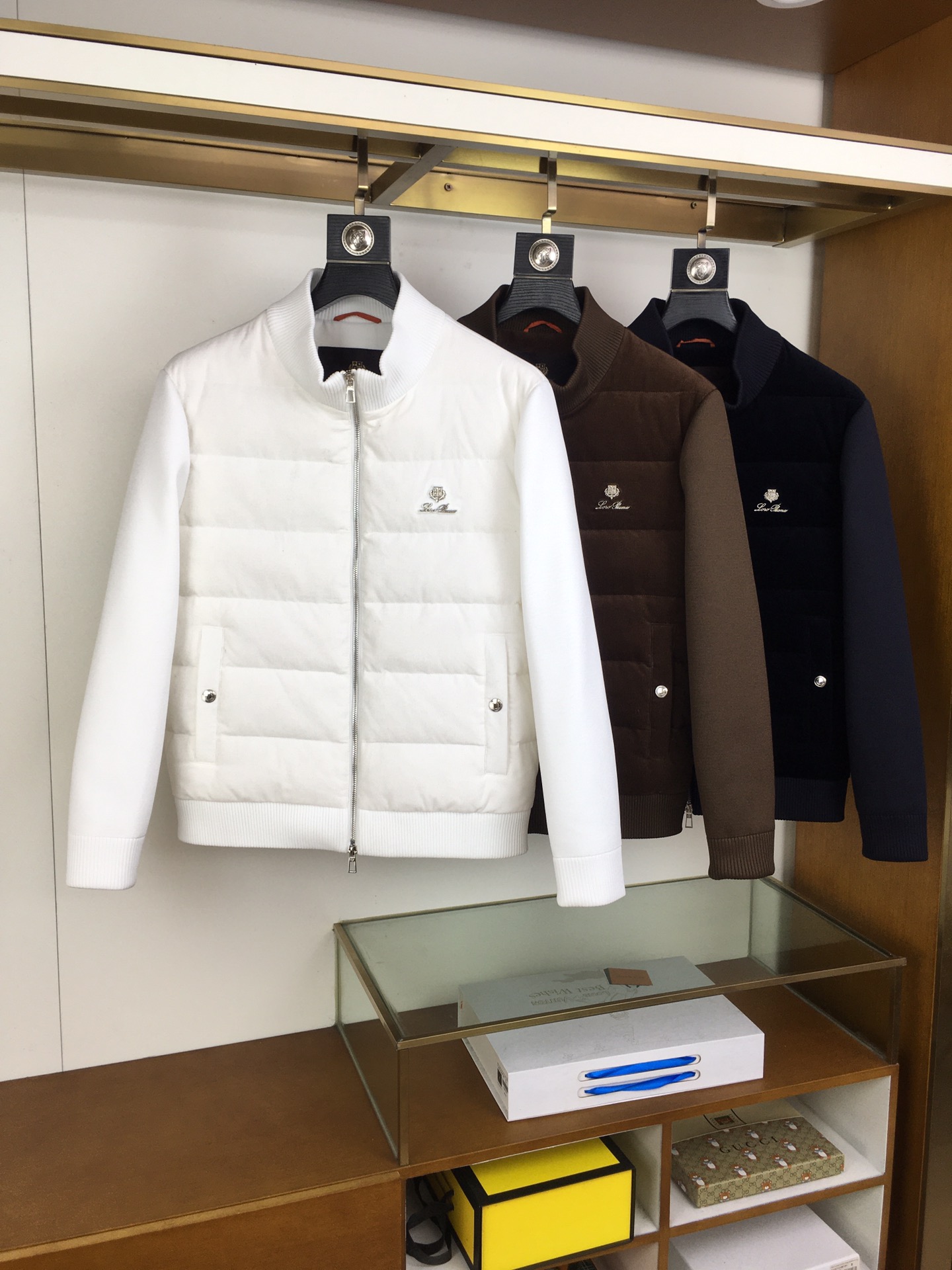 NO:626943,New products at the counter, down jacket [LP] 25 autumn and winter fashionable small stand-up collar knitted sleeves and light down, filled with 80g-90 white duck down, light and stylish, not bloated on the upper body, quite typical Italian style fashion, trading company channel premium product  The fabric selection and craftsmanship are very sophisticated, which is very consistent with the aesthetic tone of the Z family. It is low-key and luxurious, elegant and noble. Every detail proves the brand's own high-end sense. The whole body embodies the Italian minimalist, capable and outdoor functional style to the extreme.  Interpretation, both elegant and harmonious, the upper body is full of shape, a treasure-level functional equipment that combines fashion sense and design sense, creating a unique styling item, improved pilot shape design, classic small stand-up collar design, retro and age-reducing and very fashionable!  Fabrics imported from Italy. The texture is as delicate as baby skin. It has superior stiffness, is quite elegant and fashionable!  The color is light and versatile, the cut is smart and neat, the upper body instantly highlights the spirit, the style is full, and it can easily control various body types. It is a jacket that perfectly combines business commuting and outdoor leisure. It is a piece of equipment with extremely high wearability and attendance rate!  Color Black White Brown Size M L XL 2XL 3XL,,loro piana,jackets & coats,down jacket,alexander wang19860909专柜新品 羽绒服【LP】 25秋冬时尚小立领针织袖轻薄羽绒 内冲80g-90白鸭绒,轻薄有型,上身不臃肿,颇具意大利典型风格的时装,贸易公司渠道臻品 在面料选取和工艺方面都相当考究,极符合Z家族美学基调,低调且奢华,优雅且高贵,每一个细节都在力证品牌自身的高级感,通体将意式的极简、干练和户外功能性风格极致诠释,亦庄亦谐,上身型款十足,集时装感与设计感的一款宝藏级功能型装备,塑造出别具一格的造型单品,改良式的飞行员造型设计,经典的小立领设计,复古减龄又非常时髦！ 意大利客供进口面料.质感如婴儿皮肤一样细腻.挺括性优越,颇为优雅且时髦！配色轻熟百搭,版型剪裁干练利落,上身瞬间凸显出精神感,型款十足,轻松驾驭各种身型,商务通勤与户外休闲完美兼备的一款外套,属于实穿性出勤率极高的一款装备！ 颜色黑色 白色 棕色 码数M L XL 2XL 3XL,,loro piana,jackets & coats,down jacket,alexander wang,Men's clothing