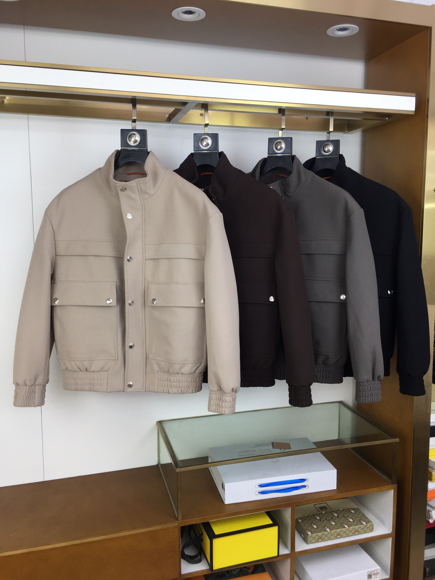 NO:626920,New products at the counter [LP] 2025FW autumn and winter new Tencel cotton blended wool fabric stand collar down jacket, men's three-dimensional flap pocket retro old money style business casual zipper jacket down jacket!  Trading company channels are rare and available on the official website simultaneously!  In the cold and windy winter streets, a stylish and warm jacket is undoubtedly a must-have item in people's wardrobe!  LP’s new stand-collar down jacket, with its excellent quality and unique design, has become the favorite of many people who pursue quality life!   This down jacket is made of imported Lyocell cotton blended brushed fabric. The addition of Lyocell fiber gives the fabric good breathability and moisture absorption, keeping the skin dry and comfortable even in cold weather!  The cotton blend increases the durability and warmth of the fabric, making it able to withstand the cold of winter!  After the sanding treatment, the surface of the fabric presents a soft plush feel, which not only makes it warmer to the touch, but also adds a retro and fashionable atmosphere. The overall texture is high-end and unique, making people fall in love with it at first sight!  The classic plaid lining inside instantly catches the eye. The plaid pattern is simple yet elegant, adding a British style charm to the entire jacket!  The national standard 90 white duck down filled inside is the warm core of this jacket. After strict screening and processing, these white duck downs have extremely high fluffiness and warmth, and can effectively lock in the air and form a warm insulation layer!  At the same time, the laminated grid filling process is used to make the duck down evenly distributed in all parts of the jacket, avoiding the problems of velvet running and bloat that may occur with traditional filling methods!  Wearing this jacket, you can not only feel the warmth of the spring sun, but it will not look clumsy and bloated due to excessive padding. It can be easily handled whether it is daily travel or outdoor activities!  The front panel design of the jacket is unique, and the design of the stand-up collar and flap pockets is both practical and beautiful!  The stand-up collar design not only protects the neck from the cold wind, but also shows a capable and neat temperament!  The placket adopts a four-button zipper double opening and closing design. This double opening and closing method not only ensures the warmth of the jacket, but also improves the convenience of use, allowing you to easily put it on and take off in cold weather!  The fitted version can fit the body curves and show off your figure advantages. Whether you are slender or slightly plump, you will look more confident and charming with this jacket!  It is not too tight to restrict your movements, nor is it too loose to appear procrastinating, but it shows just the right balance of elegance and comfort!  Black/reddish brown/apricot/grey, four colors available!  Size 48-56 Size 48 has shoulder width 54cm - chest 112cm - dress length 62cm - sleeve length 56cm Size 50 has shoulder width 55cm - chest 116cm - dress length 64cm - sleeve length 57cm Size 52 has shoulder width 56cm - chest 120cm - dress length 66cm - sleeve length 58cm  Size 54 has a shoulder width of 57cm - chest 124cm - dress length 68cm - sleeve length 60cm. Size 56 has a shoulder width of 58cm - chest 128cm - dress length 70cm - sleeve length 62cm. Size recommendations (standard version). Height 174-140 catties, try on size 50!  For boys weighing less than 130 kilograms, choose size 48, between 130 and 143 kilograms, choose size 50, between 143 and 156 kilograms, choose size 52, between 156 and 170 kilograms, choose size 54, and between 170 and 185 kilograms, choose size 56!  ,,loro piana,jackets & coats,jackets & coats,down jacket,alexander wang19860909专柜新品【LP】 2025FW秋冬新款天丝棉混磨毛面料立领羽绒夹克,男士立体翻盖口袋复古老钱风商务休闲拉链夹克羽绒服外套！贸易公司渠道稀出,同步官网发售！在寒风凛冽的冬日街头,一款既时尚又保暖的夹克无疑是人们衣橱中的必备单品！而LP新款立领羽绒夹克,凭借其卓越的品质和独特的设计,成为了众多追求品质生活人士的心头好！  该羽绒夹克采用客供进口莱赛尔棉质混纺磨毛面料,莱赛尔纤维的加入,赋予了面料良好的透气性和吸湿性,即使在寒冷的天气里,也能让肌肤保持干爽舒适！而棉质的混纺则增加了面料的耐用性和保暖性,使其能够抵御冬日的严寒！经过磨毛处理后,面料表面呈现出一种柔和的绒毛感,不仅触感更加温暖,还增添了一份复古与时尚的气息,整体质感高级而独特,让人一眼便爱上！内里的经典格纹内衬瞬间映入眼帘,格纹图案简洁而不失优雅,为整个夹克增添了一份英伦风的韵味！而内里填充的国标90白鸭绒,更是这款夹克的保暖核心,经过严格的筛选和加工,这些白鸭绒具有极高的蓬松度和保暖性,能够有效地锁住空气,形成一层温暖的隔热层！同时采用压胶分格填充的工艺,使得鸭绒均匀地分布在夹克的各个部位,避免了传统填充方式可能出现的跑绒和臃肿问题！穿上这款夹克,你既能感受到如春日暖阳般的温暖,又不会因为过度的填充而显得笨拙臃肿,无论是日常出行还是户外活动,都能轻松应对！ 夹克的前幅设计独具匠心,立领翻盖口袋的设计既实用又美观！立领的设计不仅能够很好地保护颈部免受寒风的侵袭,还能展现出一种干练、利落的气质！门襟处采用了四合扣拉链双重开合的设计,这种双重开合的方式,既保证了夹克的保暖性,又提高了使用的便利性,让你在寒冷的天气里也能轻松穿脱！合身的版型则能够贴合身体曲线,展现出你的身材优势,无论是修长的身材还是略显丰满的体型,都能在这款夹克的衬托下显得更加自信和迷人！它不会过于紧身而束缚你的行动,也不会过于宽松而显得拖沓,而是恰到好处地展现出一种优雅与舒适的平衡！黑色/红棕/杏色/灰色,四色入！尺码48-56 48码肩宽54cm-胸围112cm-衣长62cm-袖长56cm 50码肩宽55cm-胸围116cm-衣长64cm-袖长57cm 52码肩宽56cm-胸围120cm-衣长66cm-袖长58cm 54码肩宽57cm-胸围124cm-衣长68cm-袖长60cm 56码肩宽58cm-胸围128cm-衣长70cm-袖长62cm 尺码推荐（标准版型） 身高174-140斤,试穿50码合适！ 男生体重130斤以内选择48码,130-143斤选择50码,143-156斤选择52码,156-170斤选择54码,170-185斤选择56码！,,loro piana,jackets & coats,jackets & coats,down jacket,alexander wang,Men's clothing