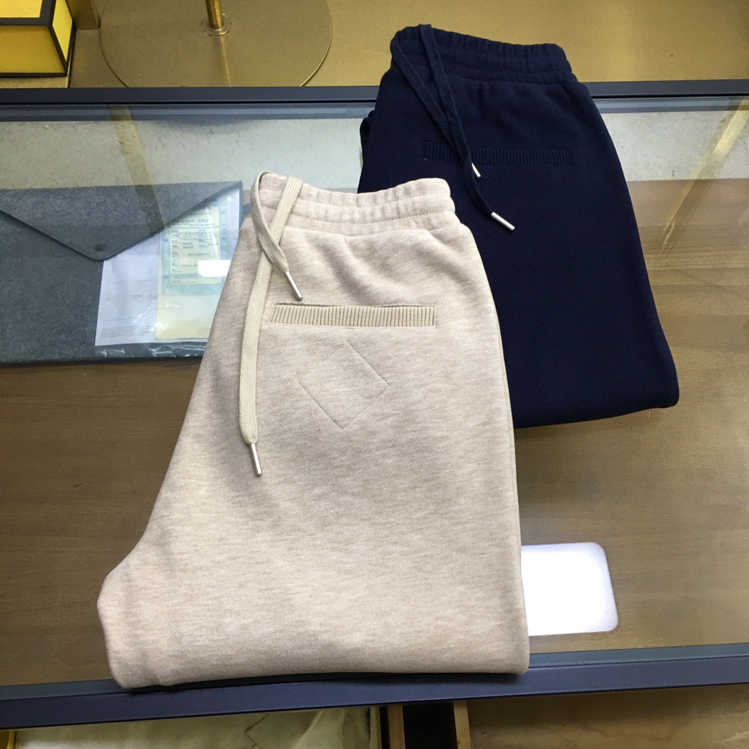 NO:626903,New product [Canada...] Navy blue, camel season Canada* Goose's cabinet-level blended plain cashmere trousers. This trousers is made of blended plain weave cashmere-like wool fabric. It has a delicate and stylish classic trousers shape. It is an excellent and easy-to-match item. Two external pockets are arranged with contrasting decorative designs. Custom-woven ribbed hems. Decorated with logo medallion on the front. Overall elegant, casual and suitable for commuting. Same size for men and women. Size M-3XL..,, alexander wang19860909新品 [加拿大...]藏青,驼色 季 加拿大*鹅家贵柜级混纺平纹羊绒长裤 本款长裤采用混纺平纹仿羊绒毛织物面料打造,细腻有型的经典裤型,优良易搭单品,两个外部口袋安排对比边装饰设计,定织罗纹下脚,前侧饰有标志圆形章仔,整体大方休闲与通勤皆宜,男女同款 码数M-3XL..,,alexander wang,Men's clothing
