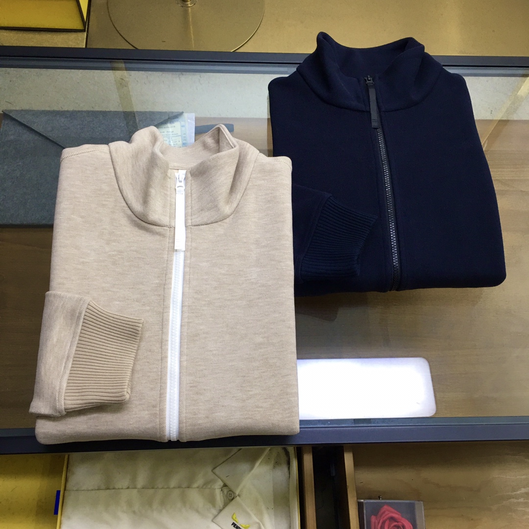 NO:626909,New product [Add...Big Goose...] Navy blue, camel Big * Goose home-grade blended plain cashmere stand-collar jacket. This sweatshirt is made of blended plain cashmere-like wool fabric. It has a delicate and stylish classic silhouette. It is an excellent layering item. Two external pockets are arranged with contrasting decorative designs. Custom-woven rib hem and cuffs. A windproof placket is designed under the front zipper. The sleeves are decorated with logo medallion. The overall style is elegant and suitable for casual and commuting. The same style for men and women.  Navy blue, camel M-3XL..,,hoodie,sweatshirts,jackets & coats,alexander wang19860909新品[加...大鹅...]藏蓝,驼色 大*鹅家柜级混纺平纹羊绒立领外套 本款卫衣采用混纺平纹仿羊绒毛织物面料打造,细腻有型的经典廓形,优良的叠穿单品,两个外部口袋安排对比边装饰设计,定织罗纹下摆和袖口,前侧拉链下方设计有防风门襟,袖子饰有标志圆形章仔,整体大方休闲与通勤皆宜,男女同款 藏青,驼色M-3XL..,,hoodie,sweatshirts,jackets & coats,alexander wang,Men's clothing