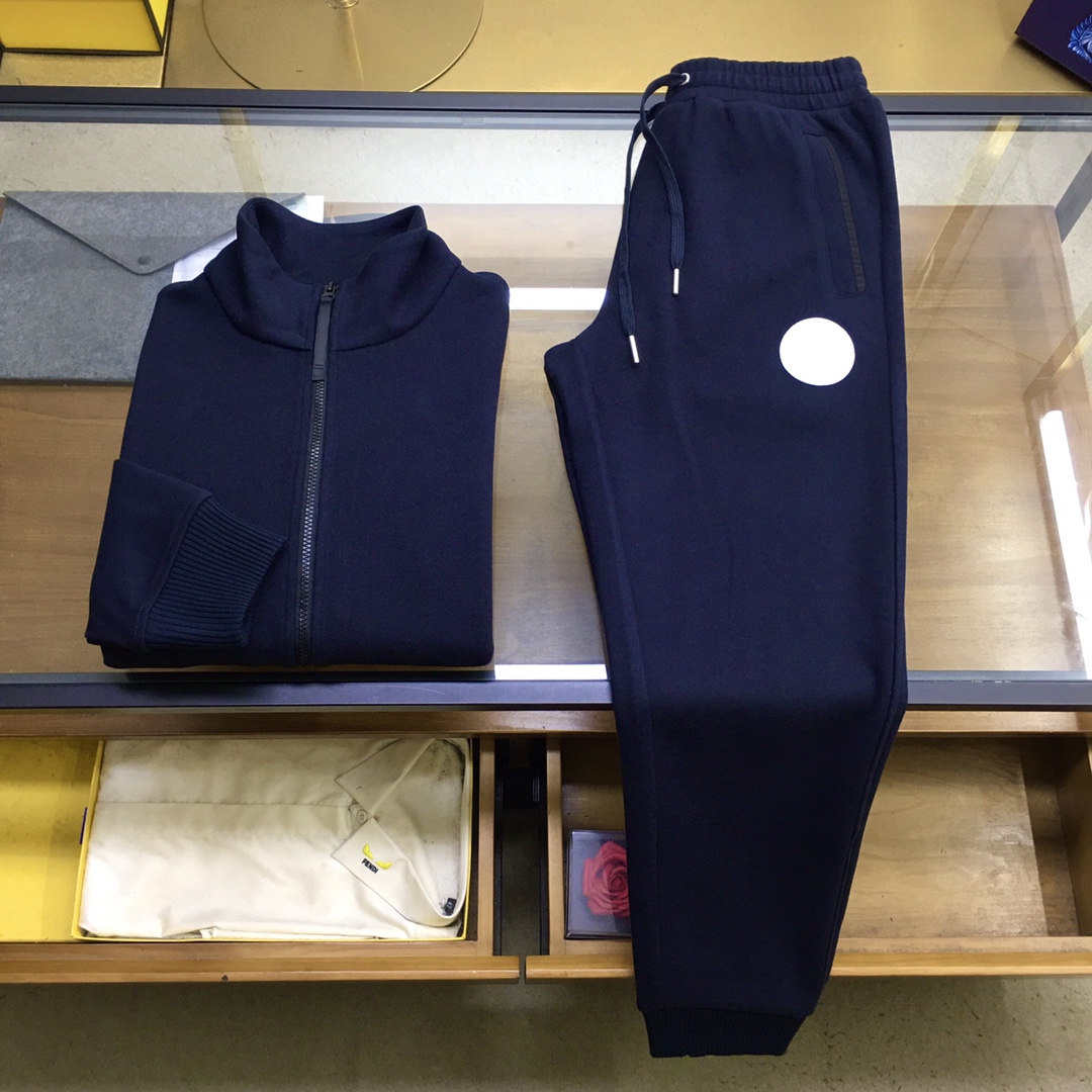 NO:626914,New product suit coat and trousers P [add...big goose...] navy blue set (can be sold separately) Autumn and winter Da*goose cabinet-level blended plain cashmere stand-up collar jacket set  This sweatshirt is made of blended plain cashmere-like fabric. It has a delicate and stylish classic silhouette. It is an excellent layering item. It has two external pockets with contrasting decorative designs. Customized ribbed hem and cuffs. There is a windproof placket under the front zipper. The sleeves are decorated with logo medallion. The overall style is elegant and suitable for casual and commuting. Same style for men and women. Navy blue, camel M-3XL..,, hoodie, sweatshirts, jackets & coats, alexander  wang19860909新品套装外套裤P[加...大鹅...]藏蓝色一套（可拆卖） 秋冬 大*鹅家柜级混纺平纹羊绒立领外套套装 本款卫衣采用混纺平纹仿羊绒毛织物面料打造,细腻有型的经典廓形,优良的叠穿单品,两个外部口袋安排对比边装饰设计,定织罗纹下摆和袖口,前侧拉链下方设计有防风门襟,袖子饰有标志圆形章仔,整体大方休闲与通勤皆宜,男女同款 藏青,驼色M-3XL..,,hoodie,sweatshirts,jackets & coats,alexander wang,Men's clothing