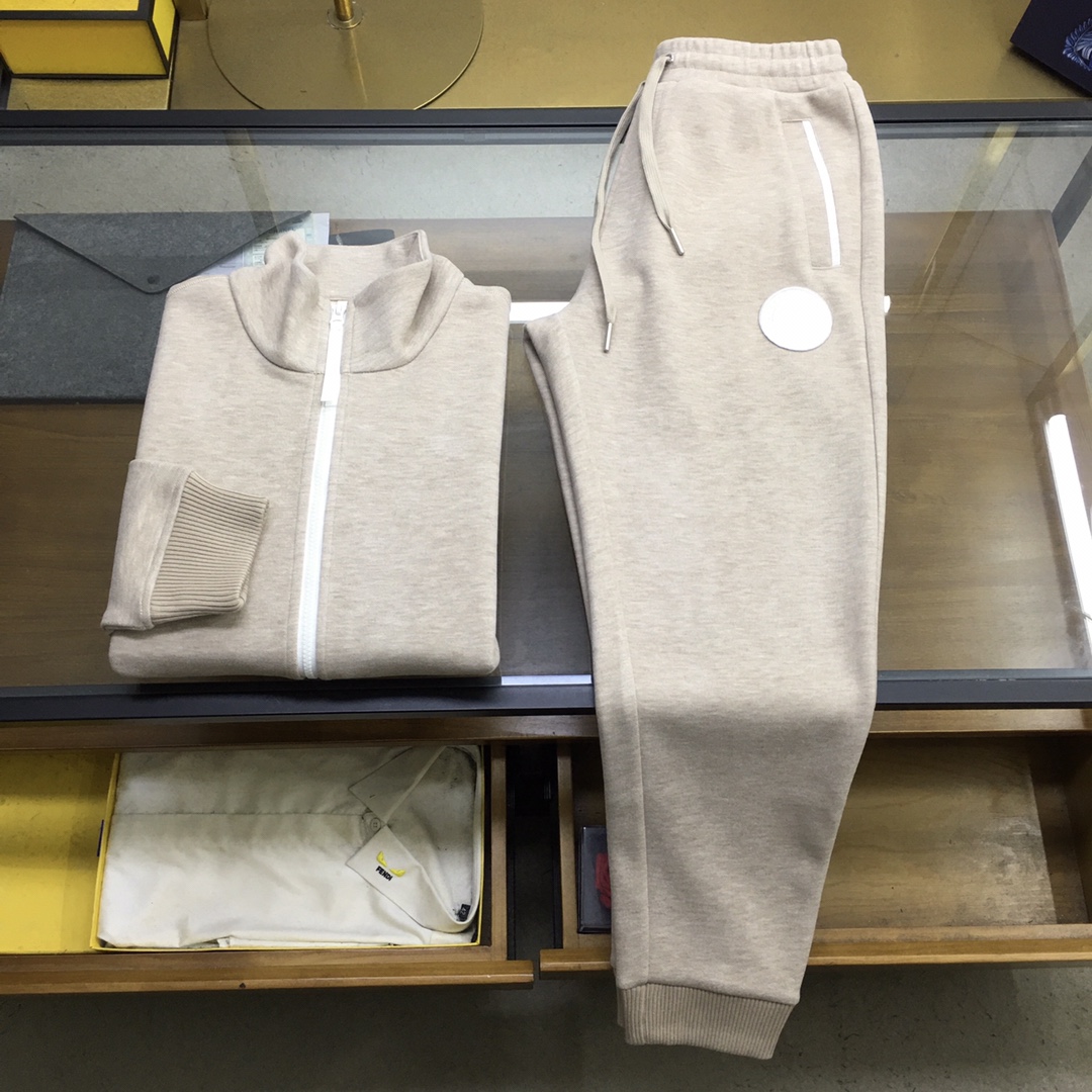 NO:626856,New product suit coat and trousers P [Add...Big Goose...] khaki set (can be sold separately) Autumn and winter Big*Goose cabinet-level blended plain cashmere stand-up collar jacket set  This sweatshirt is made of blended plain cashmere-like fabric. It has a delicate and stylish classic silhouette. It is an excellent layering item. It has two external pockets with contrasting decorative designs. Customized ribbed hem and cuffs. There is a windproof placket under the front zipper. The sleeves are decorated with logo medallion. The overall style is elegant and suitable for casual and commuting. Same style for men and women. Navy blue, camel M-3XL..,, hoodie, sweatshirts, jackets & coats, alexander  wang19860909新品套装外套裤P[加...大鹅...]卡其色一套（可拆卖） 秋冬 大*鹅家柜级混纺平纹羊绒立领外套套装 本款卫衣采用混纺平纹仿羊绒毛织物面料打造,细腻有型的经典廓形,优良的叠穿单品,两个外部口袋安排对比边装饰设计,定织罗纹下摆和袖口,前侧拉链下方设计有防风门襟,袖子饰有标志圆形章仔,整体大方休闲与通勤皆宜,男女同款 藏青,驼色M-3XL..,,hoodie,sweatshirts,jackets & coats,alexander wang,Men's clothing