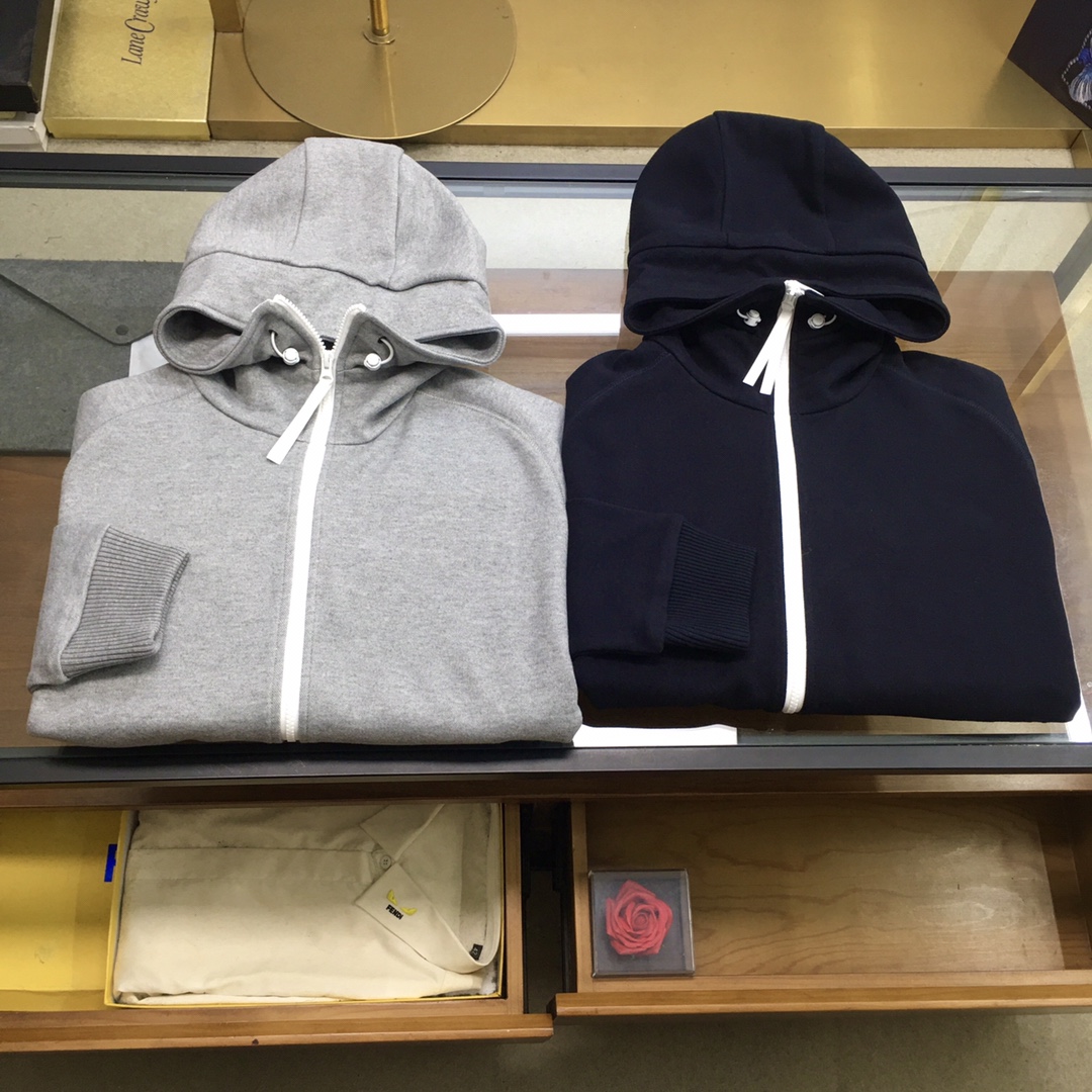 NO:626871,New Jacket [Big Goose] Fall/Winter/AW latest season Canadian* Goose cabinet-level blended plain cashmere stand-up collar hooded jacket  This model is made of the same plain blended cashmere-like wool fabric as your cabinet. It has a delicate and stylish classic hooded stand-up collar silhouette. It is an excellent layering item. Two external pockets are arranged with contrasting decorative designs. Custom-woven ribbed hem and cuffs. A white windproof placket is designed under the front zipper. The sleeves are decorated with logo circular patches. The overall style is elegant and suitable for leisure and commuting. Same style for men and women. Navy blue and gray M-3XL, jackets & coats, hats, alexander  wang19860909新品外套【大鹅】 秋冬/AW最新季加拿大*鹅家贵柜级混纺平纹羊绒立领连帽外套 本款采用贵柜同款混纺平纹仿羊绒毛织物面料打造,细腻有型的经典连帽立领廓形,优良的叠穿单品,两个外部口袋安排对比边装饰设计,定织粗坑罗纹下摆和袖口,前侧拉链下方设计有白色防风门襟,袖子饰有标志圆形章仔,整体大方休闲与通勤皆宜,男女同款 藏蓝.灰色M-3XL,,jackets & coats,hats,alexander wang,Men's clothing