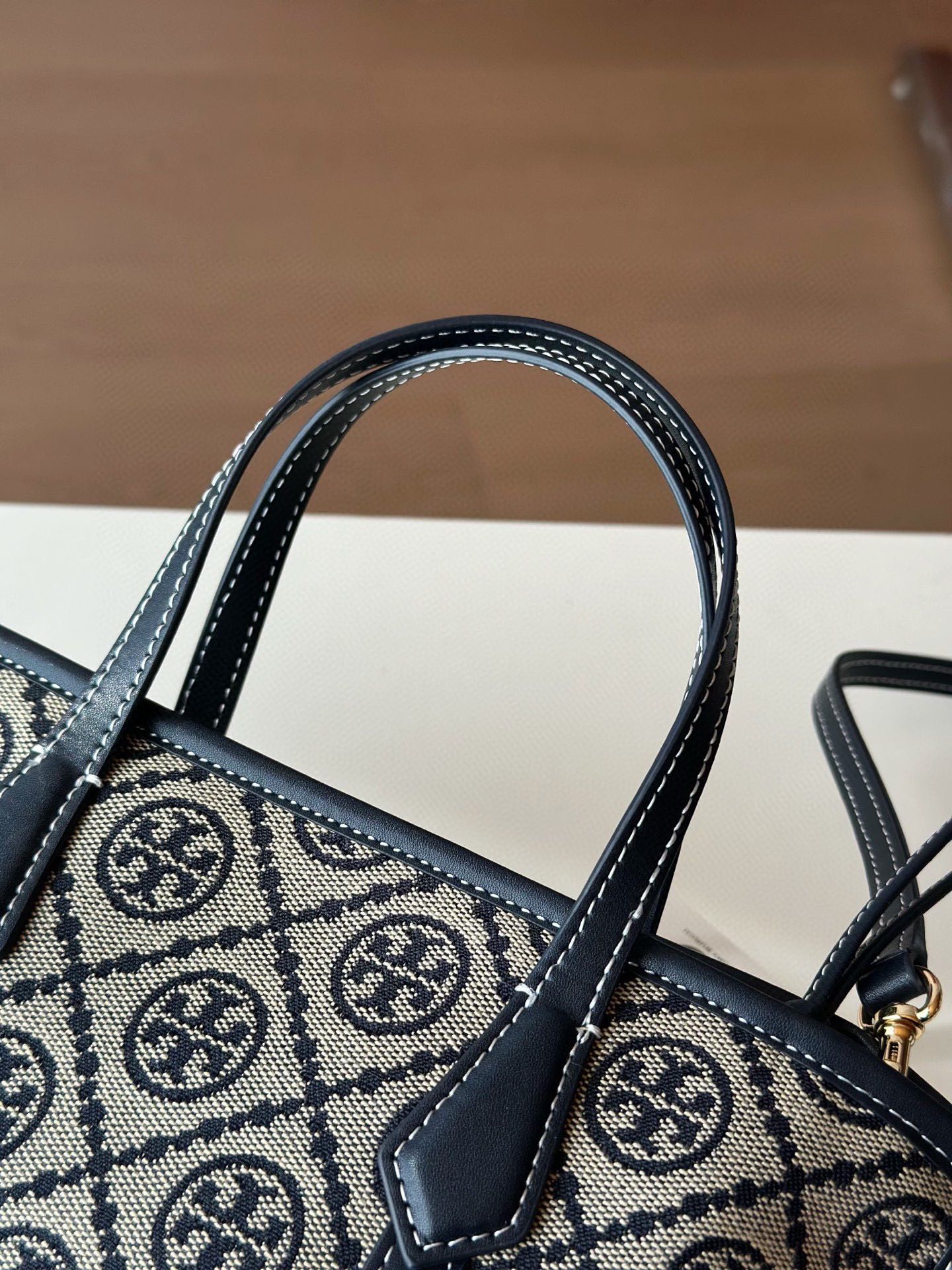Delvaux Luxury Designer Handbag Shoulder Crossbody Bag crafted in 4