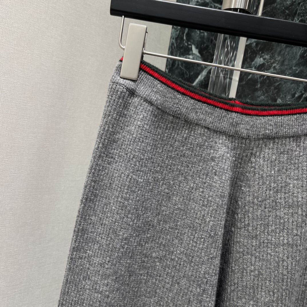 G家 25秋冬新款 羊毛阔腿长裤 腰部红色织带点缀 品牌辨识度满分裤脚同样有红绿织带细节 精致感拉满!日