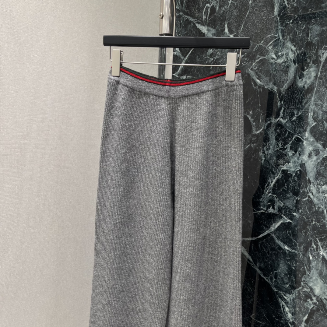 G家 25秋冬新款 羊毛阔腿长裤 腰部红色织带点缀 品牌辨识度满分裤脚同样有红绿织带细节 精致感拉满!日