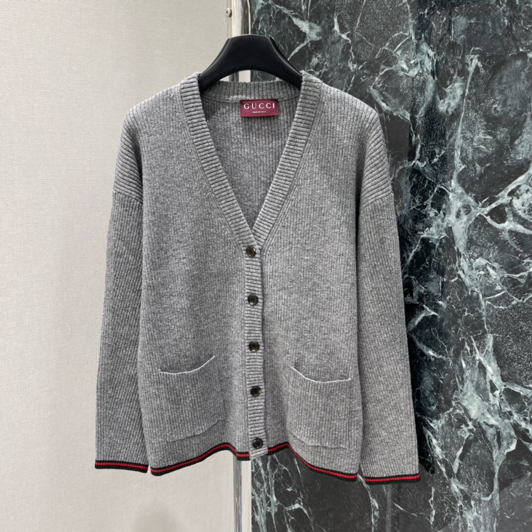 G家 25秋冬新款 V领针织开衫 V领+单排扣设计 简约又精致计 两个口袋超实用 袖口和下摆红绿条纹点缀