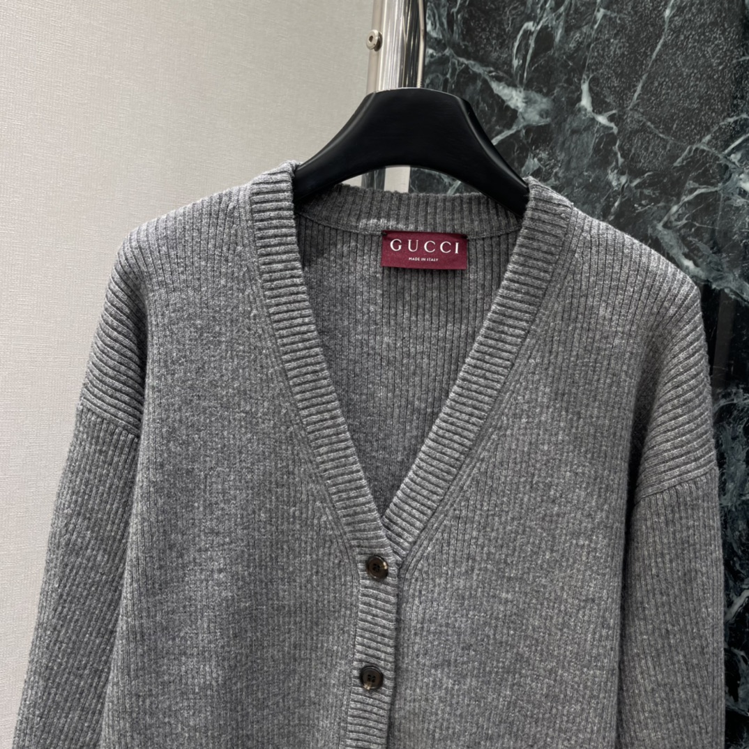 G家 25秋冬新款 V领针织开衫 V领+单排扣设计 简约又精致计 两个口袋超实用 袖口和下摆红绿条纹点缀