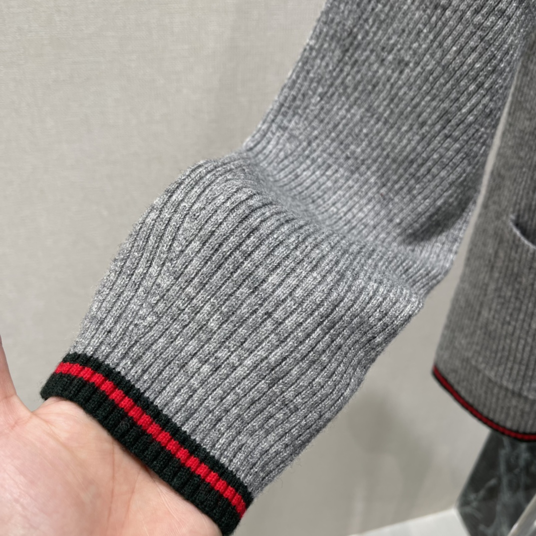 G家 25秋冬新款 V领针织开衫 V领+单排扣设计 简约又精致计 两个口袋超实用 袖口和下摆红绿条纹点缀