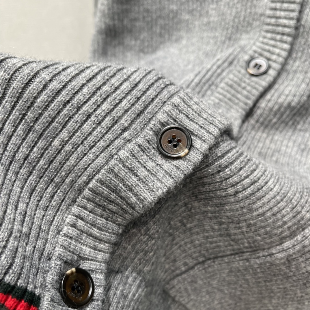 G家 25秋冬新款 V领针织开衫 V领+单排扣设计 简约又精致计 两个口袋超实用 袖口和下摆红绿条纹点缀