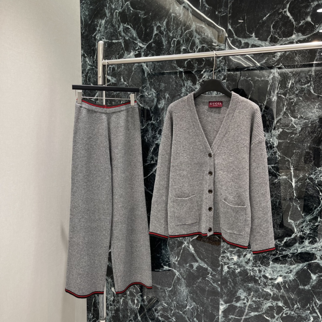 G家 25秋冬新款 V领针织开衫 V领+单排扣设计 简约又精致计 两个口袋超实用 袖口和下摆红绿条纹点缀