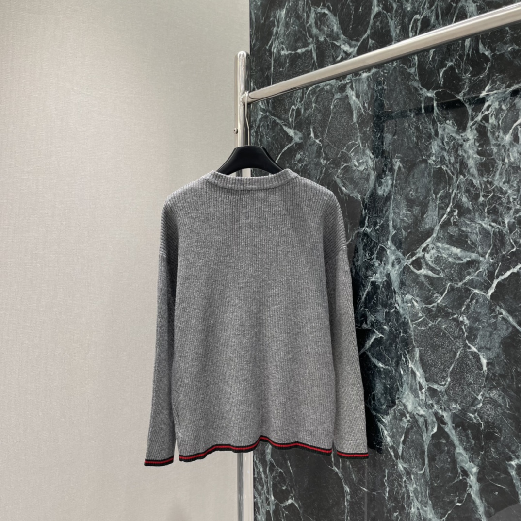 G家 25秋冬新款 V领针织开衫 V领+单排扣设计 简约又精致计 两个口袋超实用 袖口和下摆红绿条纹点缀