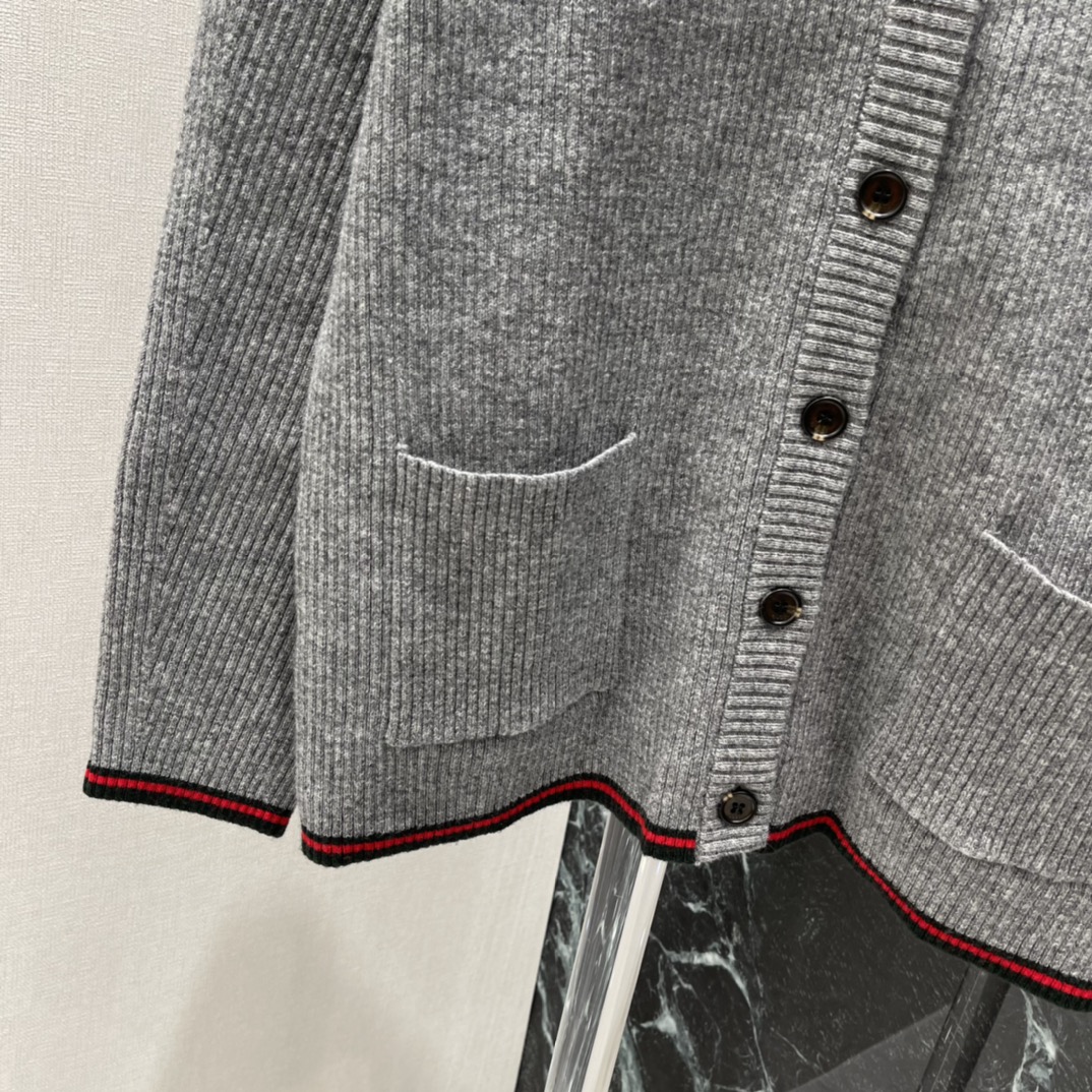 G家 25秋冬新款 V领针织开衫 V领+单排扣设计 简约又精致计 两个口袋超实用 袖口和下摆红绿条纹点缀