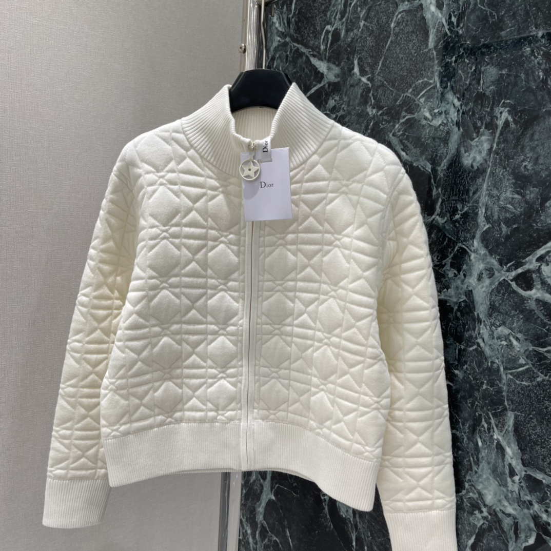 Ｄ家 25秋冬新款 星星刺绣绗缝外套 菱形格纹绗缝 保暖又有型!背部金色星星图案超吸睛 细节满满 品牌辨