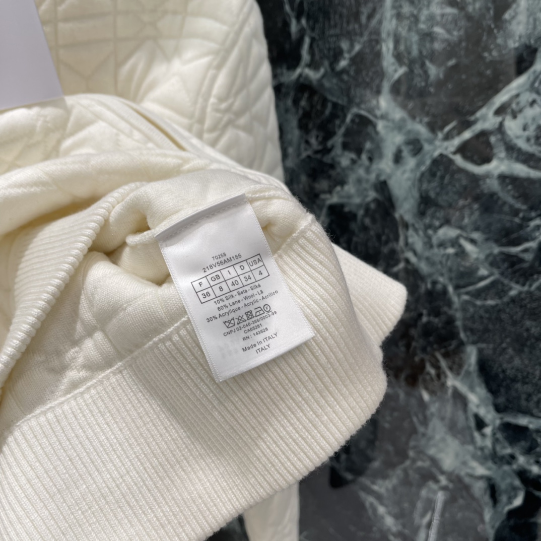 Ｄ家 25秋冬新款 星星刺绣绗缝外套 菱形格纹绗缝 保暖又有型!背部金色星星图案超吸睛 细节满满 品牌辨