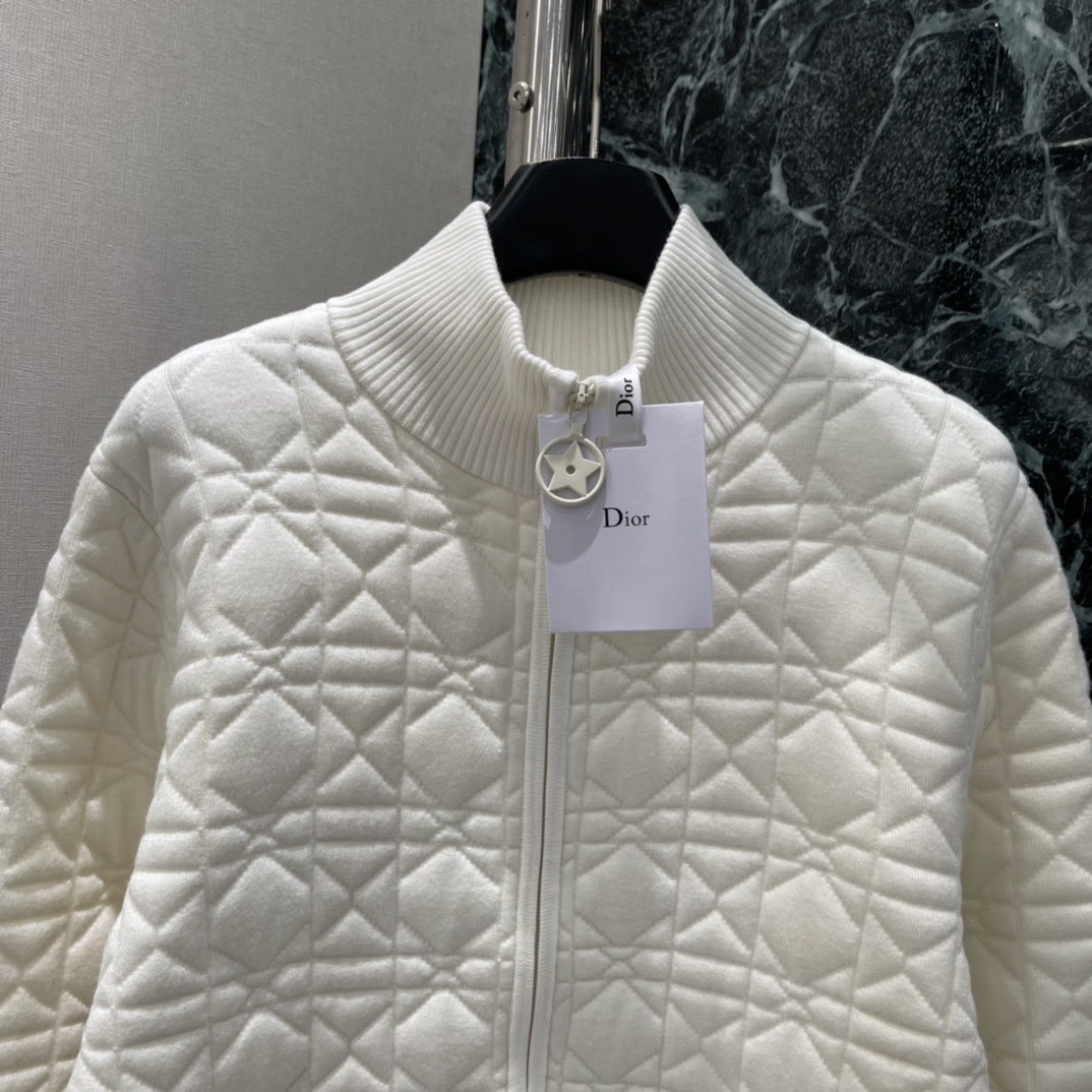 Ｄ家 25秋冬新款 星星刺绣绗缝外套 菱形格纹绗缝 保暖又有型!背部金色星星图案超吸睛 细节满满 品牌辨