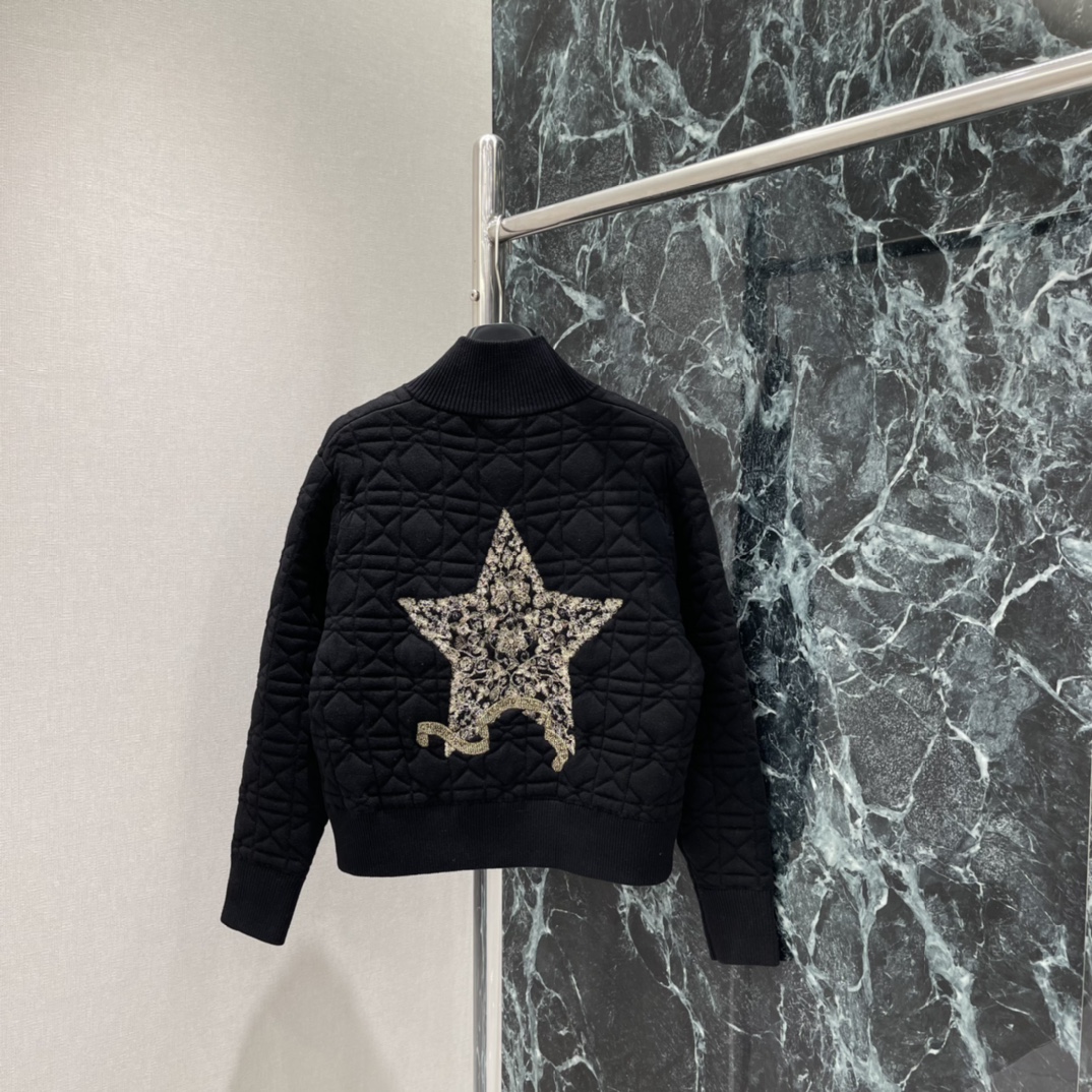 Ｄ家 25秋冬新款 星星刺绣绗缝外套 菱形格纹绗缝 保暖又有型!背部金色星星图案超吸睛 细节满满 品牌辨