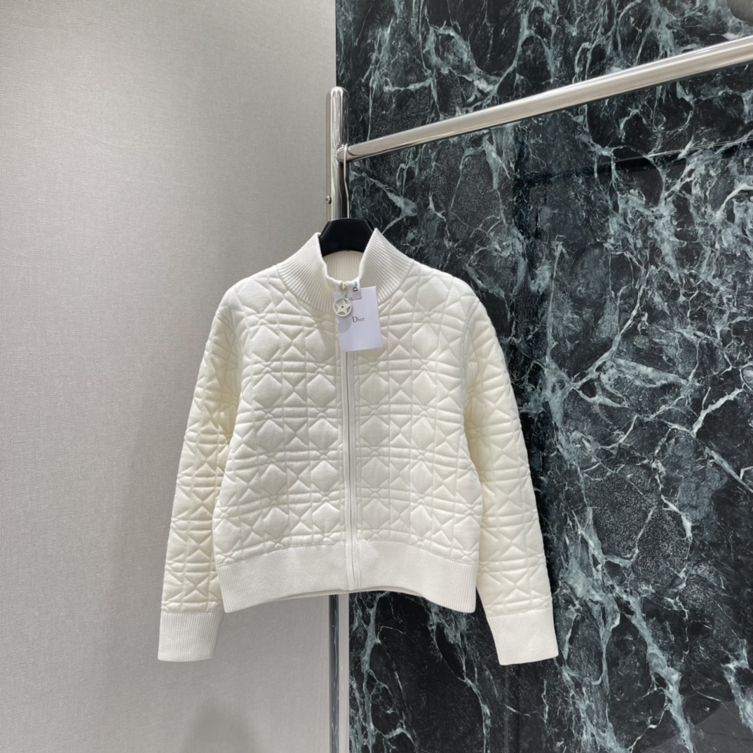 Ｄ家 25秋冬新款 星星刺绣绗缝外套 菱形格纹绗缝 保暖又有型!背部金色星星图案超吸睛 细节满满 品牌辨